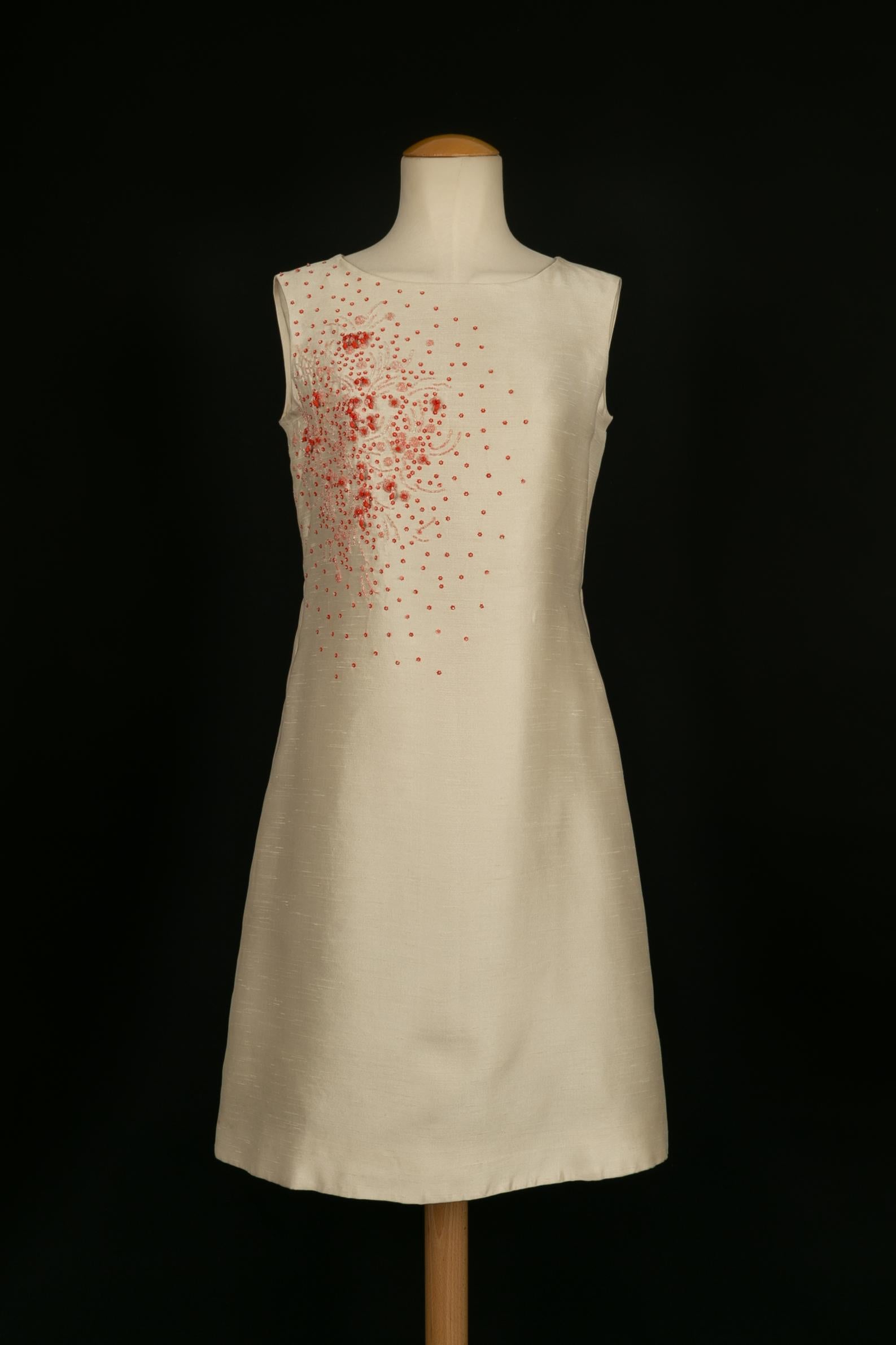 VALENTINO - Haute Couture dress in wild silk embroidered with beads and lined with organza. No size label, it fits a 38FR.

Condition:
Good condition

Dimensions:
Chest: 43 cm - Length: 100 cm

SKU:VR182

Valentino
Founded in 1960 by Valentino
