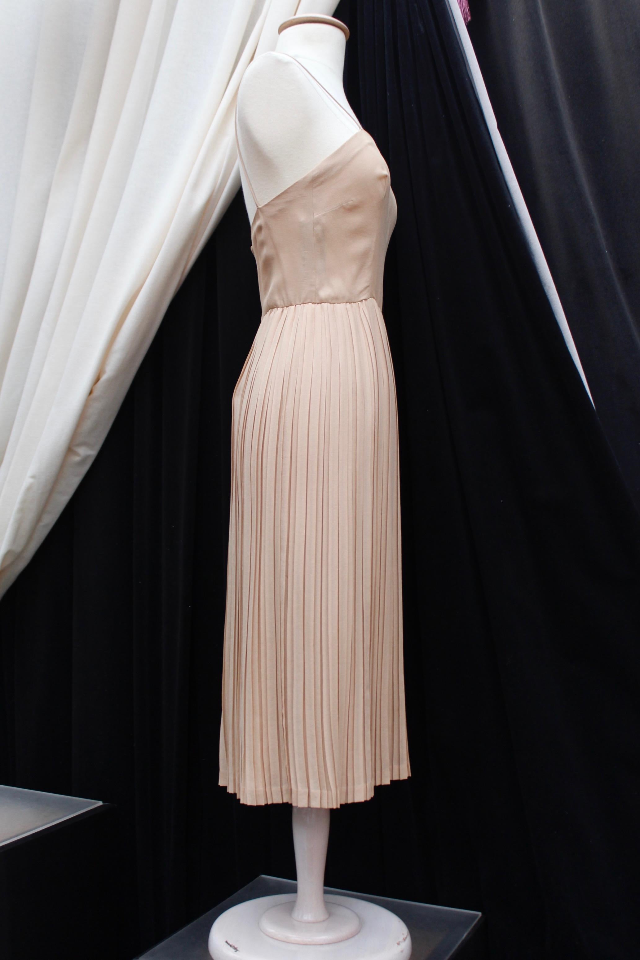 Valentino Haute Couture gorgeous beige silk chiffon cocktail dress with embroide In Fair Condition For Sale In Paris, FR