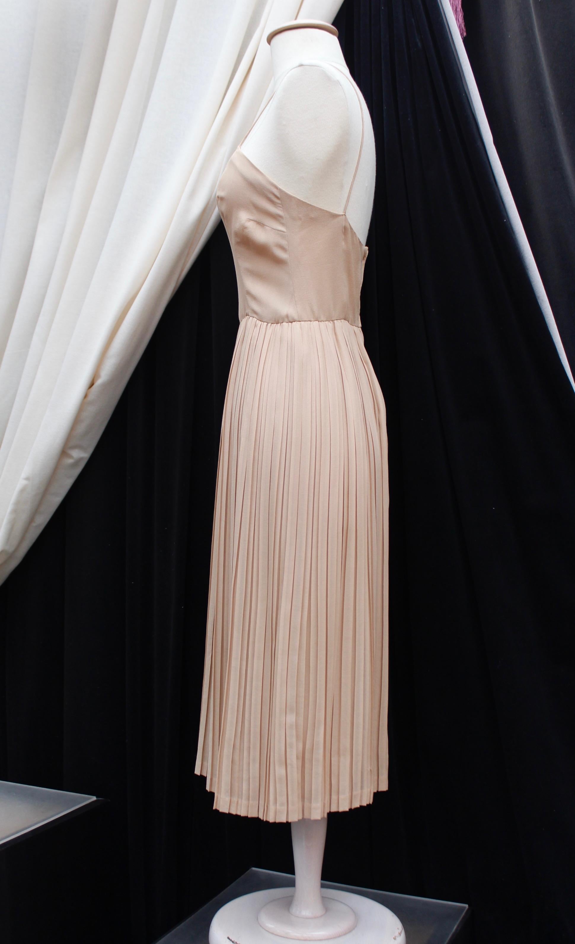 Valentino Haute Couture gorgeous beige silk chiffon cocktail dress with embroide For Sale 1