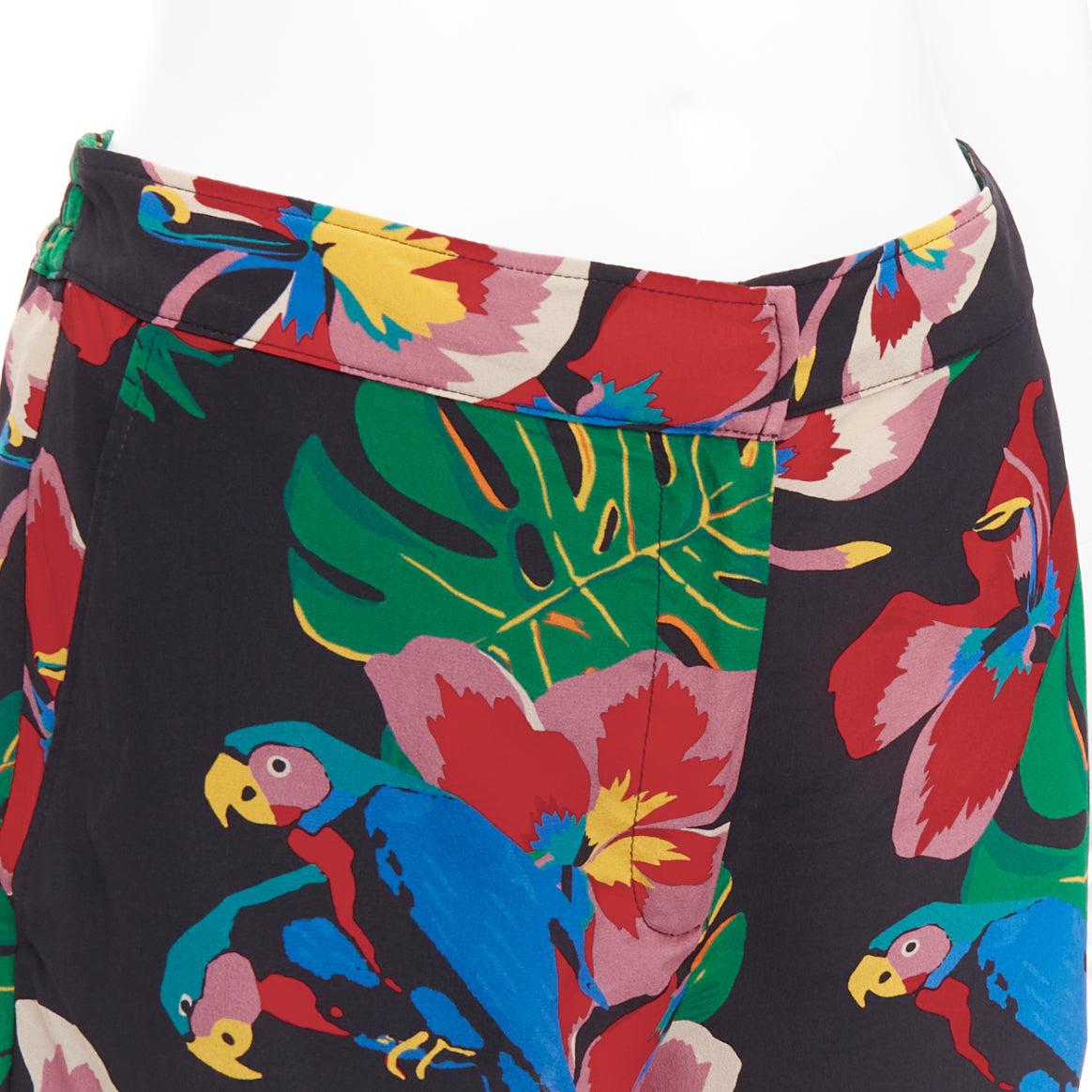 VALENTINO Hawaiian Couure 100% Seidenkrepp-Hohe Shorts mit Papagei-Blumendruck S
Referenz: GEGG/A00121
Marke: Valentino
Designer: Pier Paolo Piccioli
MATERIAL: Seide
Farbe: Rot, Blau
Muster: Floral
Verschluss: Zip Fly
Zusätzliche Details: