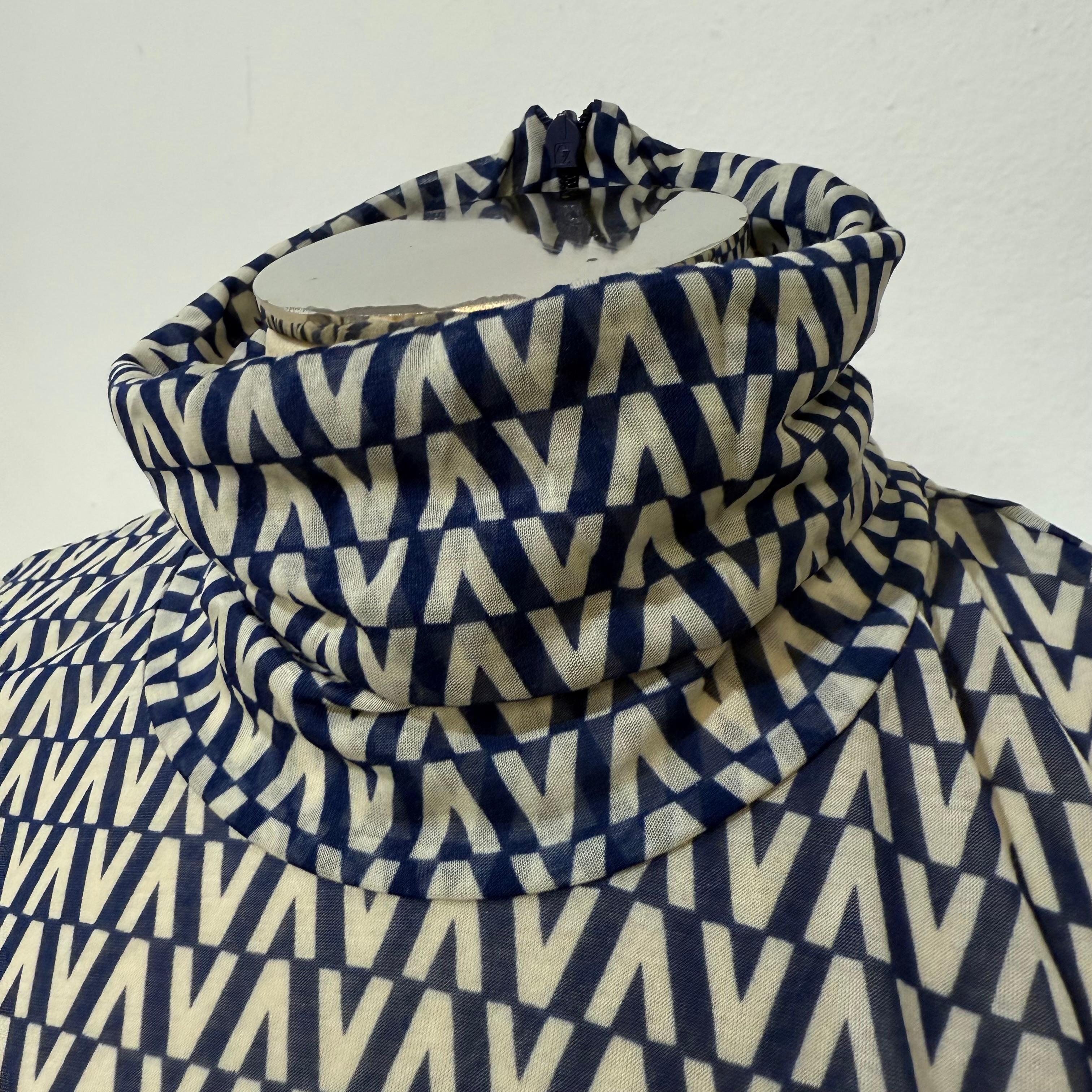 Bellissima e chic la camicia di Valentino
Collo alto
Manica lunga
100% Modal
