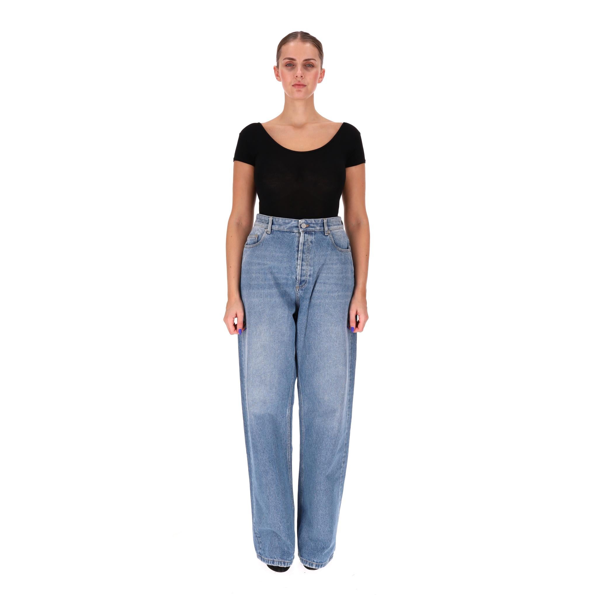 Vaqueros Valentino de tiro alto y pernera ancha

Tejido vaquero azul medio diseñado con cintura alta y pernera ancha.

Con etiqueta de piel con el logotipo en la parte trasera y cierre de botones.

Precio aprox. 950

Talla - 34 - XL

Estado -