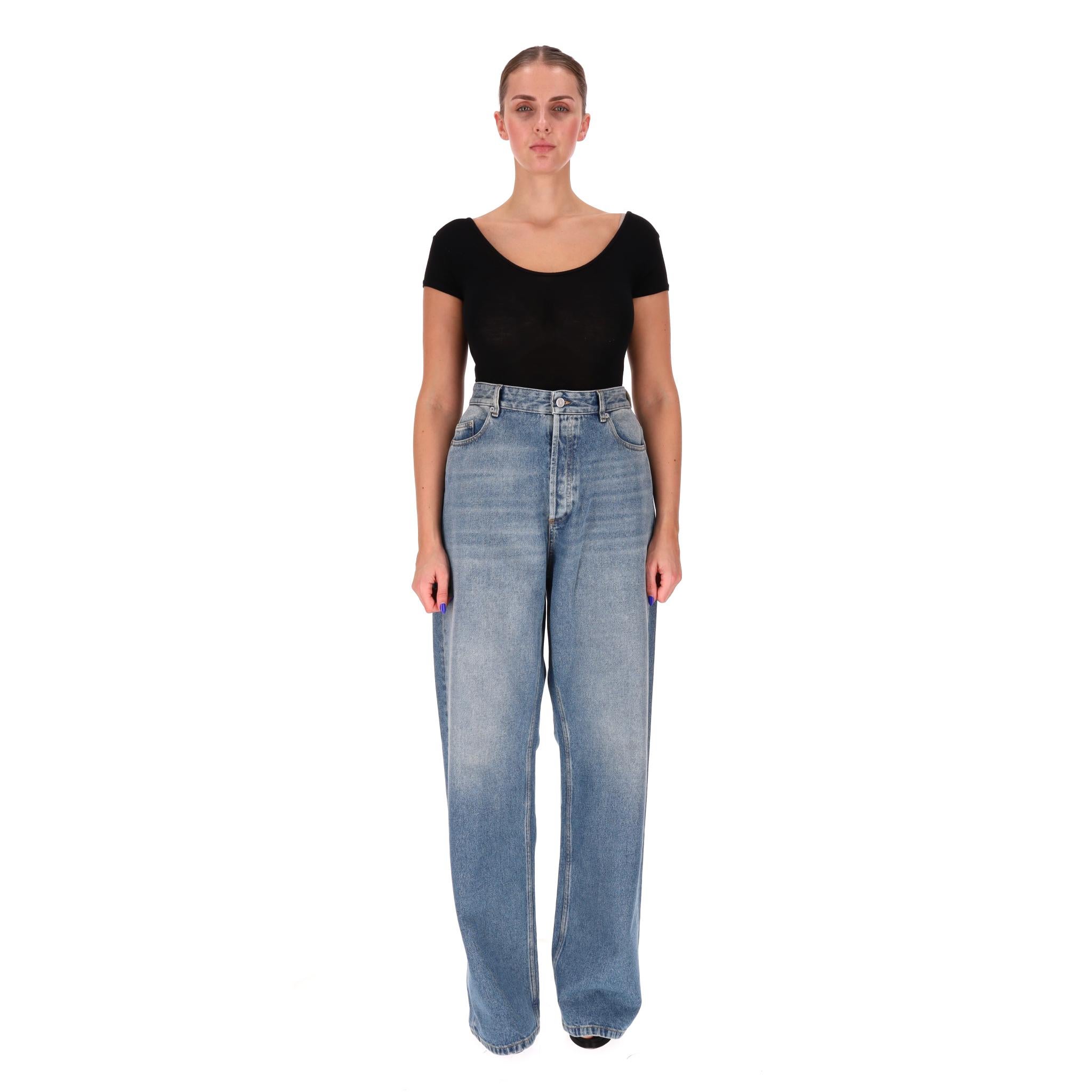 Vaqueros Valentino de tiro alto y pernera ancha

Tejido vaquero azul medio diseñado con cintura alta y pernera ancha.

Con etiqueta de piel con el logotipo en la parte trasera y cierre de botones.

Precio aprox. 950

Talla - 34 - XL

Estado - Muy