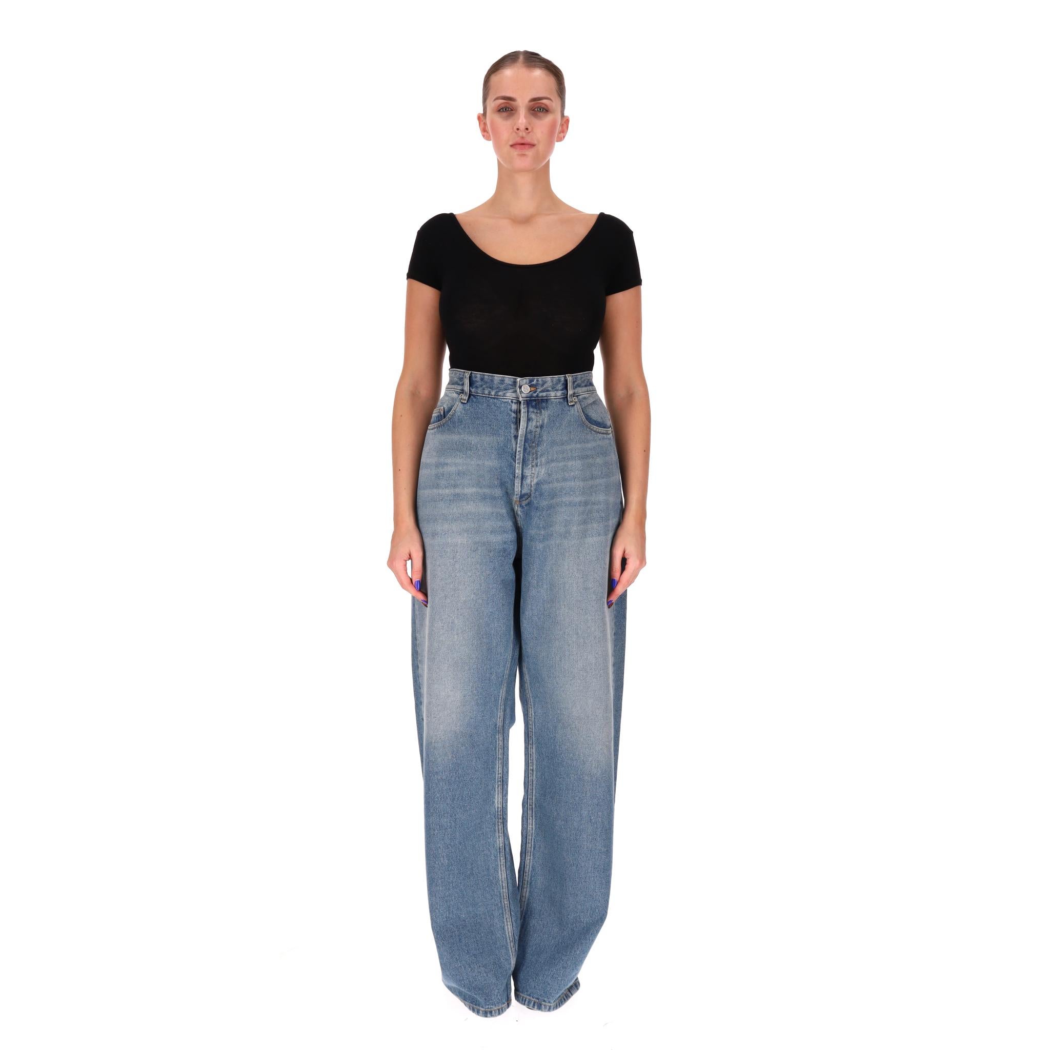 Valentino - Jean à jambe large et à taille haute

Denim bleu moyen conçu avec une taille haute et une forme de jambe large.

Il est doté d'une étiquette en cuir avec logo au dos et se ferme par un bouton.

Rrp Approx. £950

Taille - 36 -