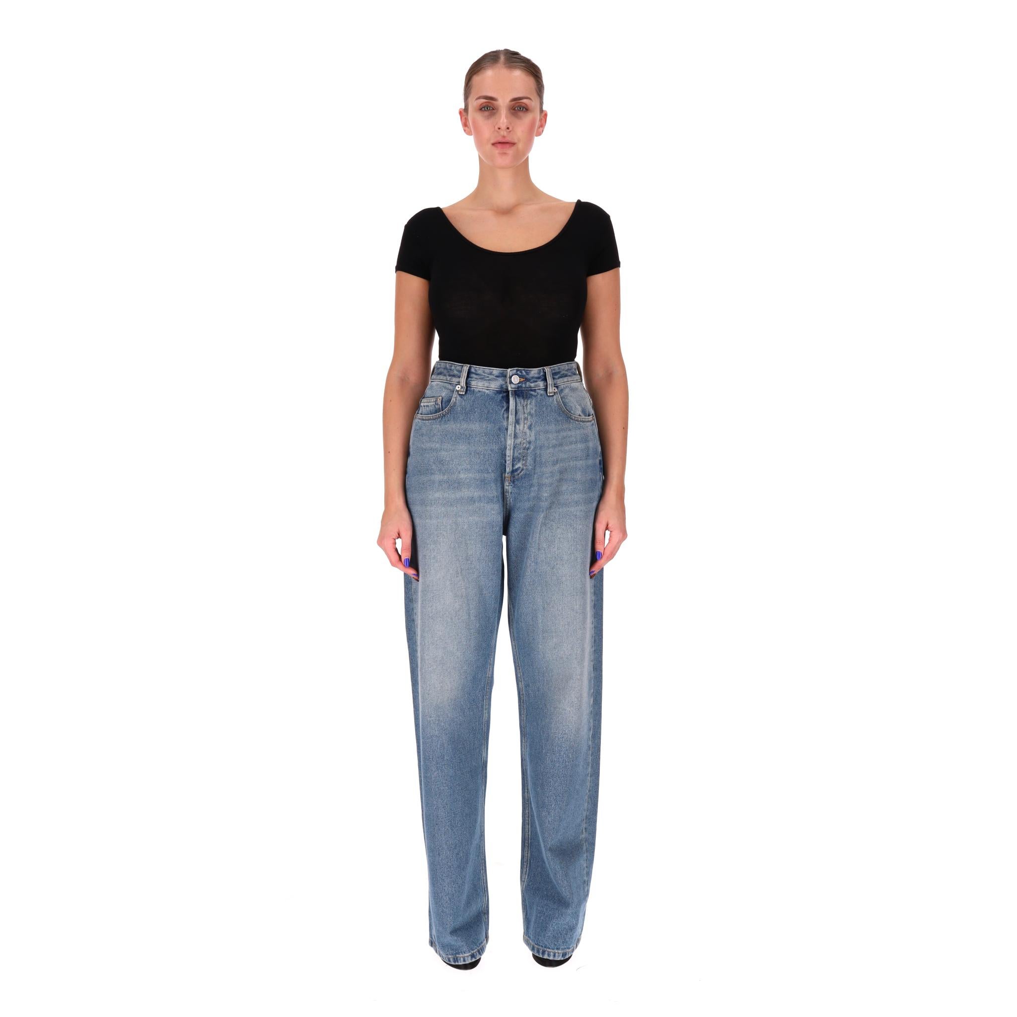 Valentino - Jean à jambe large et à taille haute Jeans

Denim bleu moyen conçu avec une taille haute et une forme de jambe large.

Il est doté d'une étiquette en cuir avec logo au dos et se ferme par un bouton.

Rrp Approx. £950

Taille - 32 -