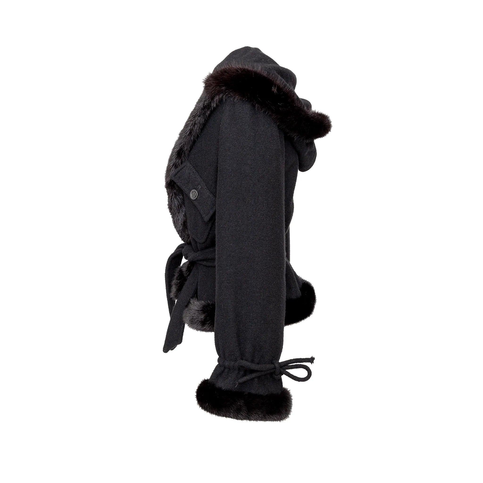 Cette veste Valentino présente des poches avant, des épaulettes, des bordures en fourrure et un devant ouvert avec une capuche. Confectionné dans un mélange de laine et de cachemire, il est doté d'une ceinture à la taille pour une coupe chic.
