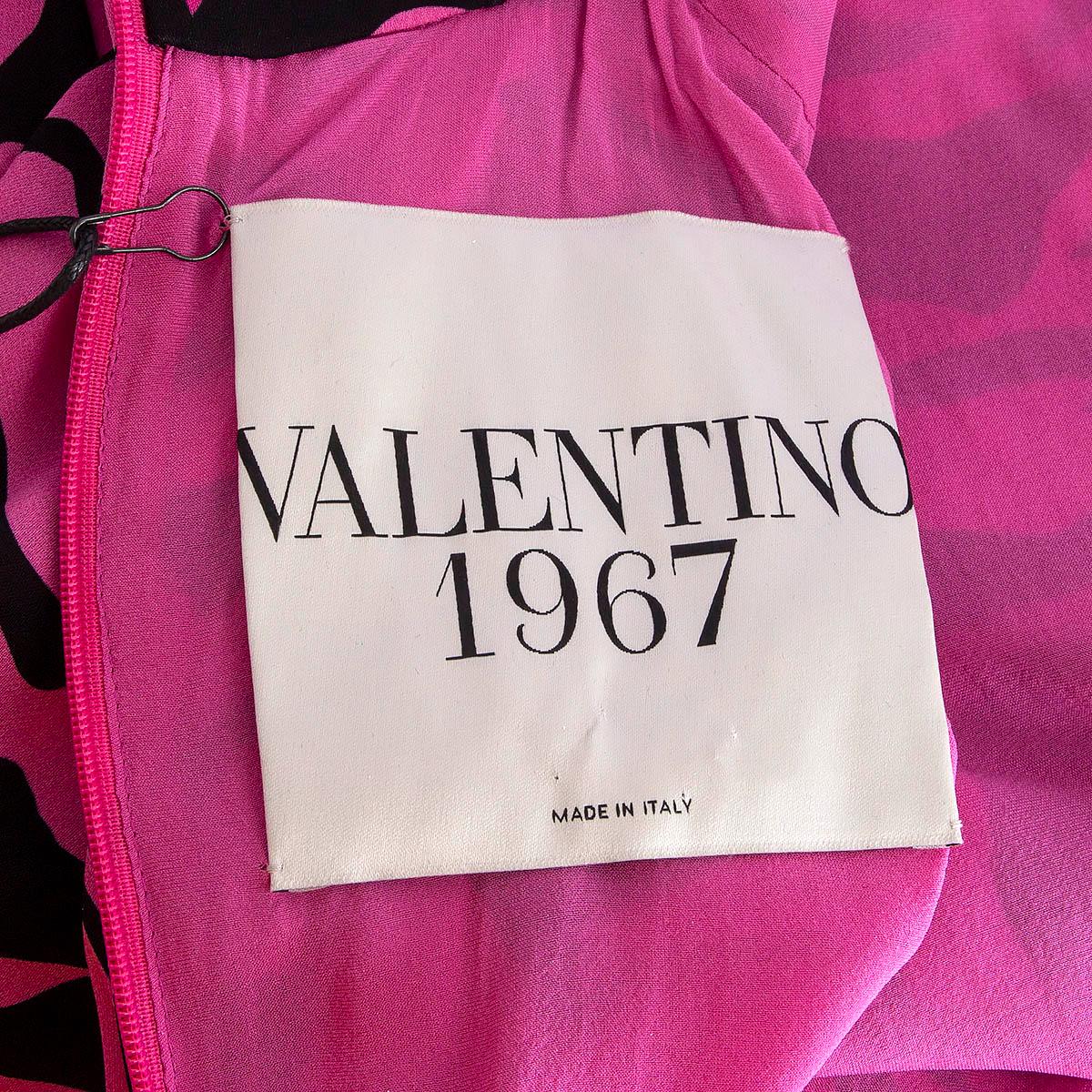 VALENTINO hot pink silk 1967 TIGER PRINT MINI Dress 38 XS In Excellent Condition For Sale In Zürich, CH