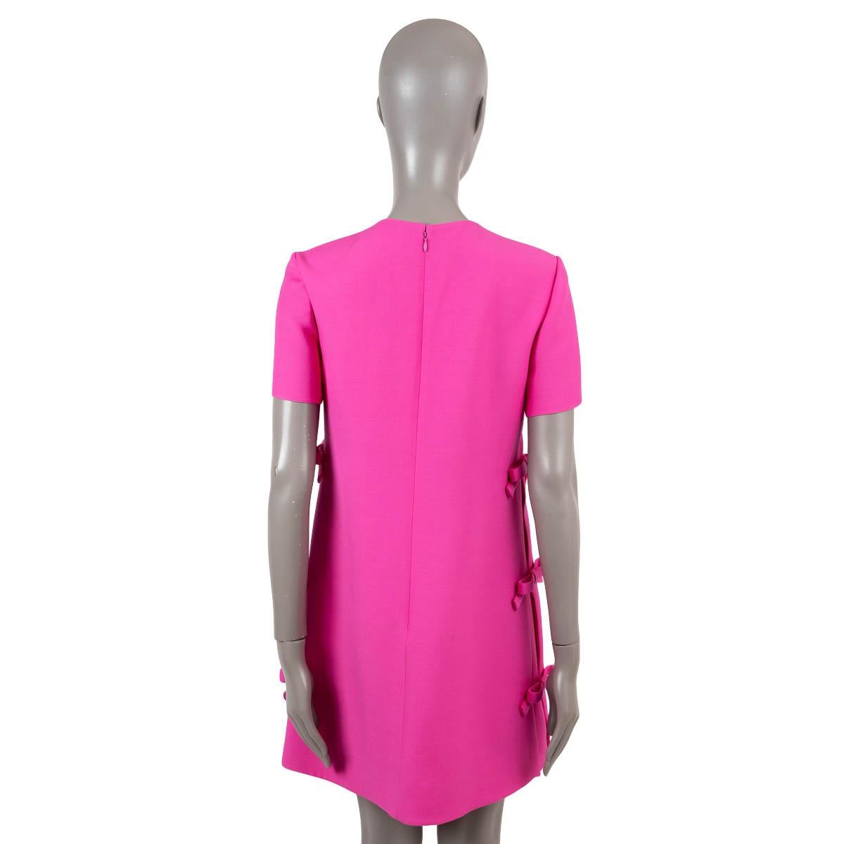 VALENTINO hot pink wool & silk 2022 SIDE BOW MINI Dress 44 L In Excellent Condition For Sale In Zürich, CH