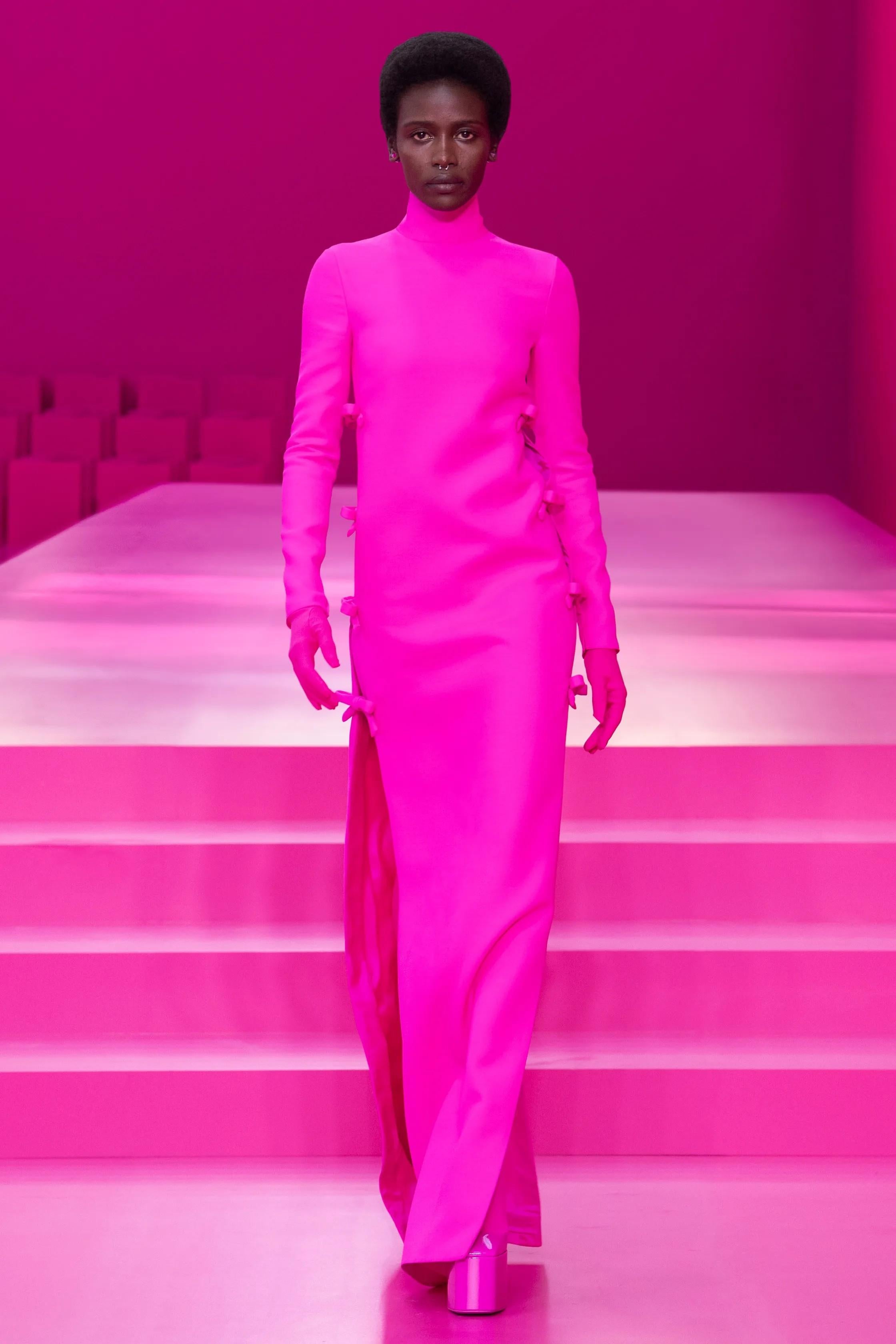 VALENTINO hot pink wool & silk 2022 SIDE BOW MINI Dress 44 L For Sale 3