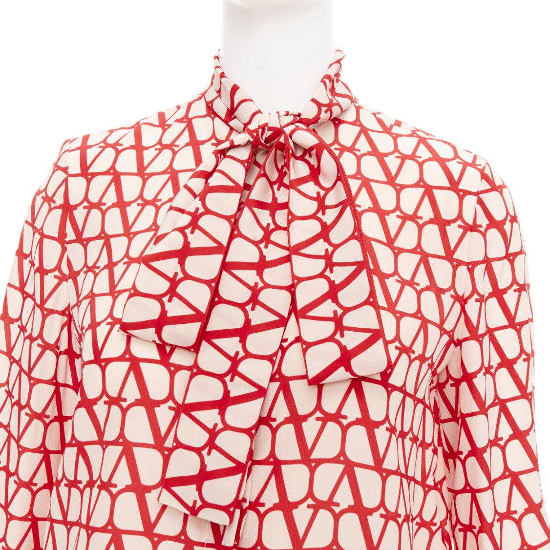 VALENTINO Iconographe Toile crepe de chine silk print tie blouse IT38 XS
Reference: AAWC/A01424
Brand: Valentino
Designer: Pier Paolo Piccioli
Collection: Iconographe
Material: Silk
Color: Red, Nude
Pattern: Monogram
Closure: Button
Extra Details: