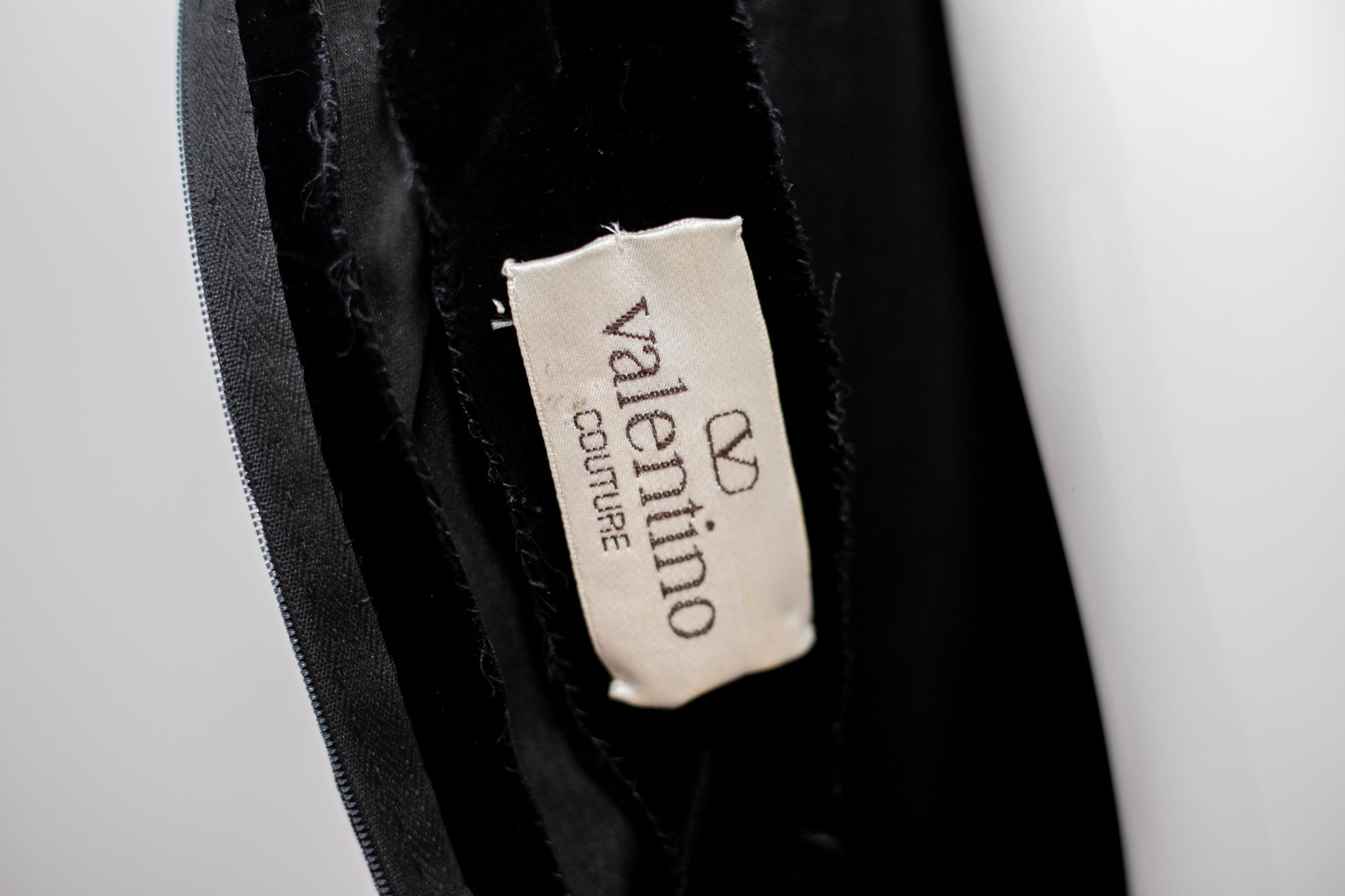 Importante et très élégante robe de soirée conçue par le grand Valentino dans les années 1990.
La robe a l'étiquette originale.
La robe est faite d'un velours noir très élégant et se compose d'un corset à une épaule, sur lequel on peut voir un nœud