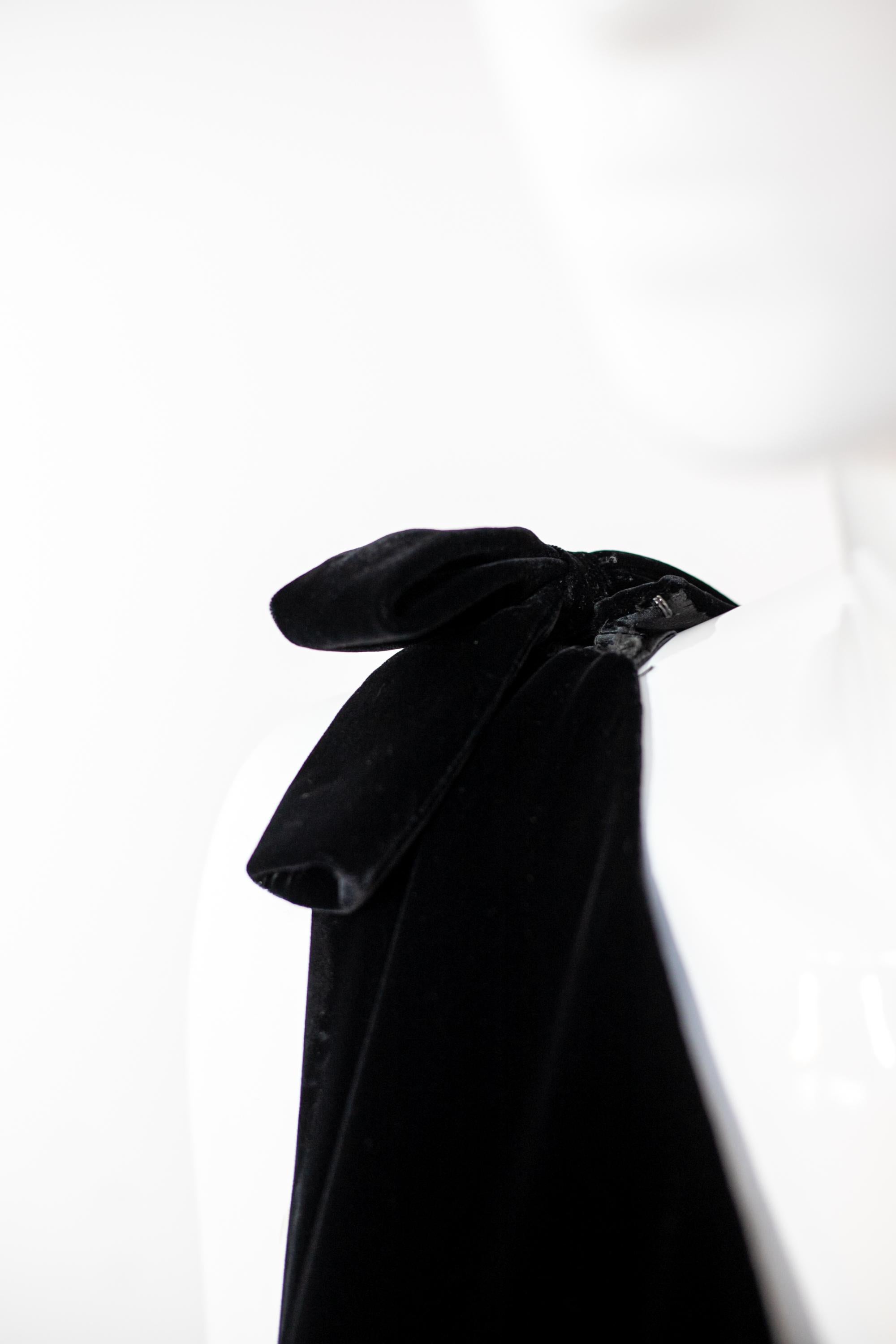 Noir Valentino - Importante robe de soirée en velours noir et soie en vente