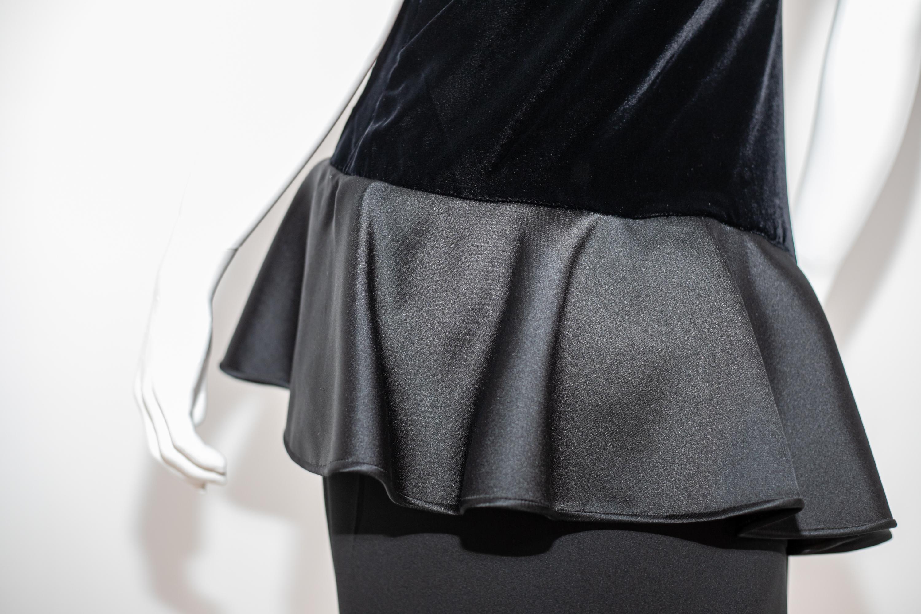 Valentino - Importante robe de soirée en velours noir et soie en vente 2