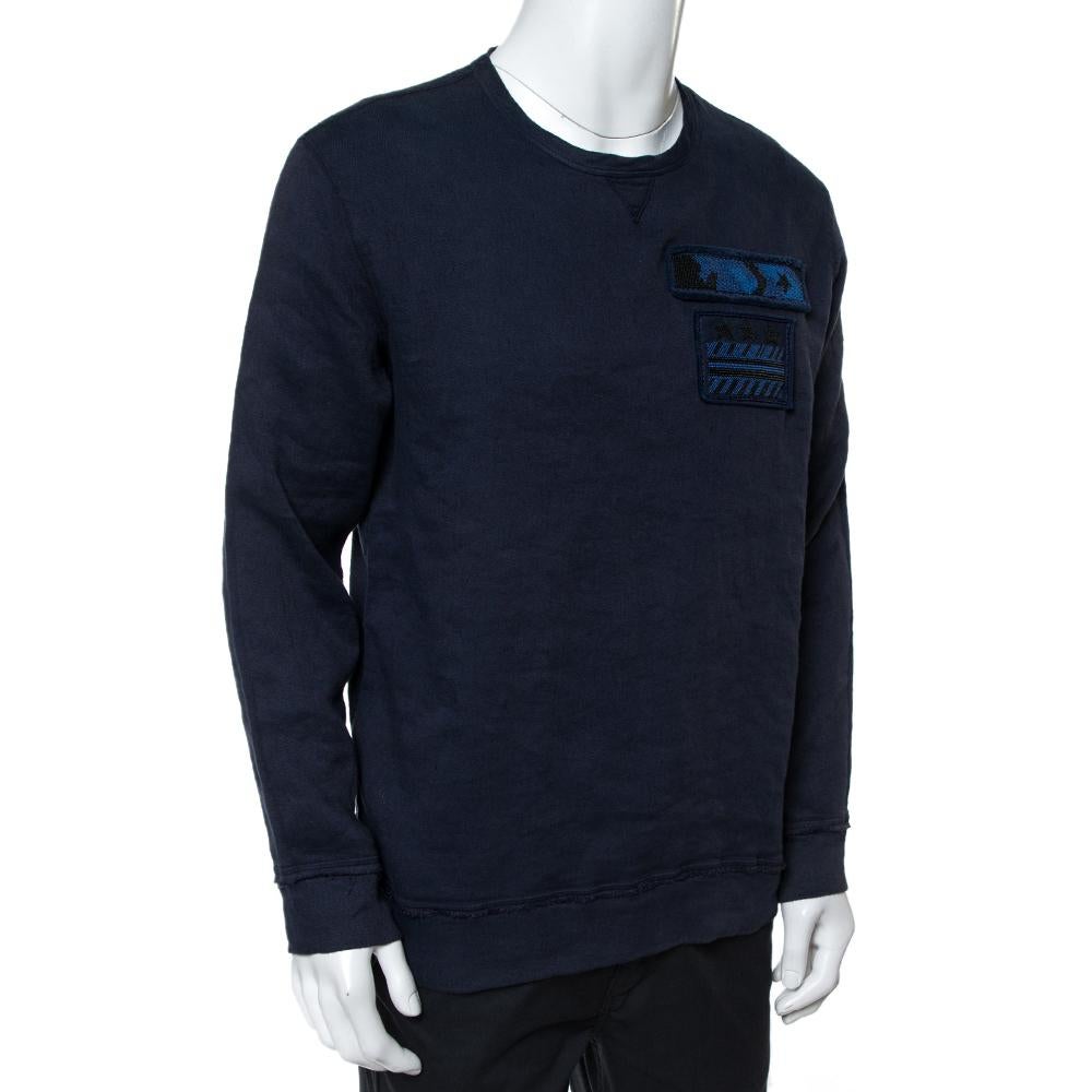 For that ultimate casual look, wear this t-shirt from Valentino. Updated with an indigo blue color, the t-shirt features bead detailing, a round neck, and long sleeves. It is comfortable and fashion-forward, wear this with your regular jeans or