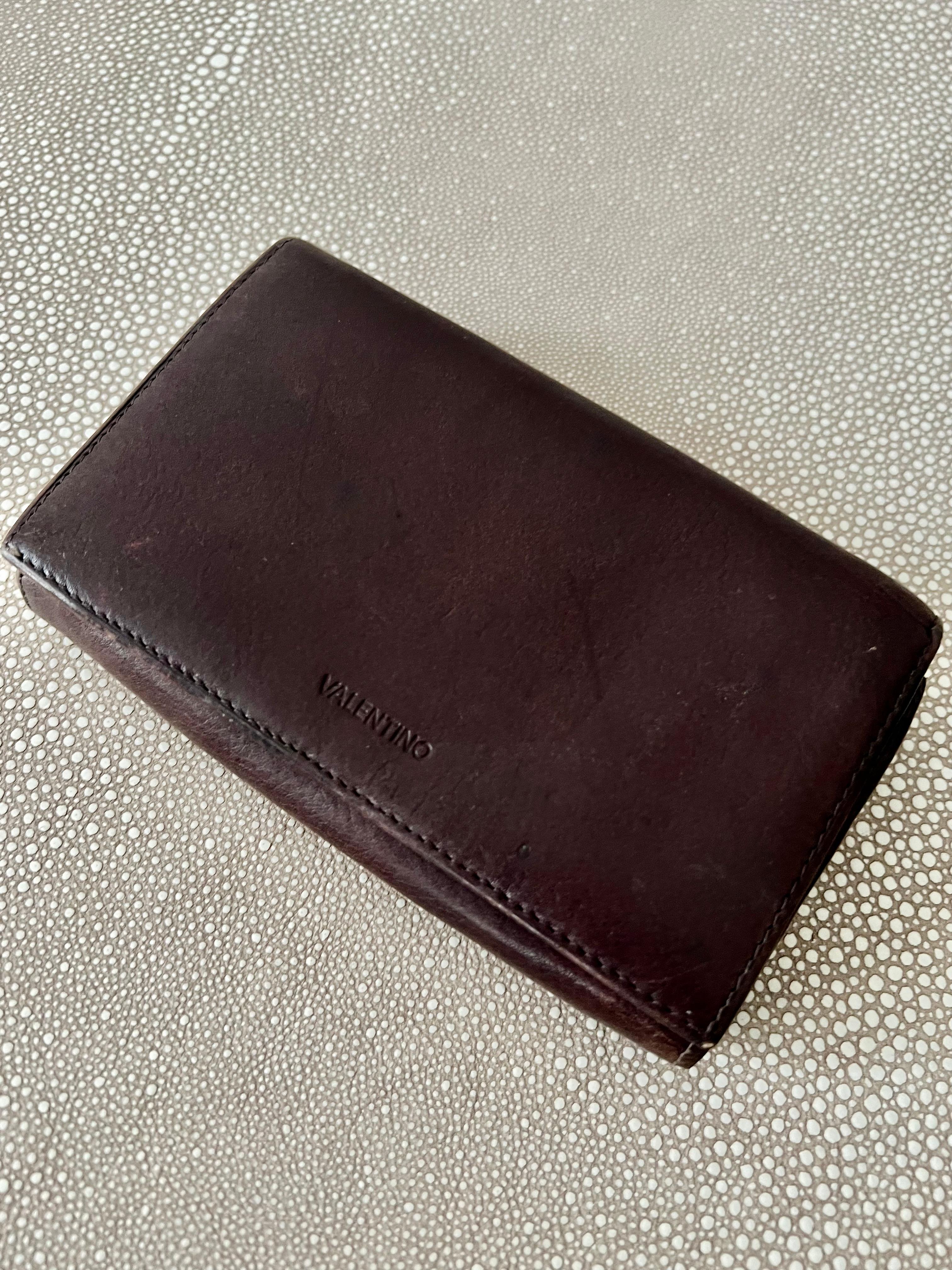 Fine Italian Valentino Leather wallet with notches for 8 credit cards, 6 pockets and two zippered areas for important papers or change and window for Identification.

The wallet is in very good used condition. A wonderful addition to your collection