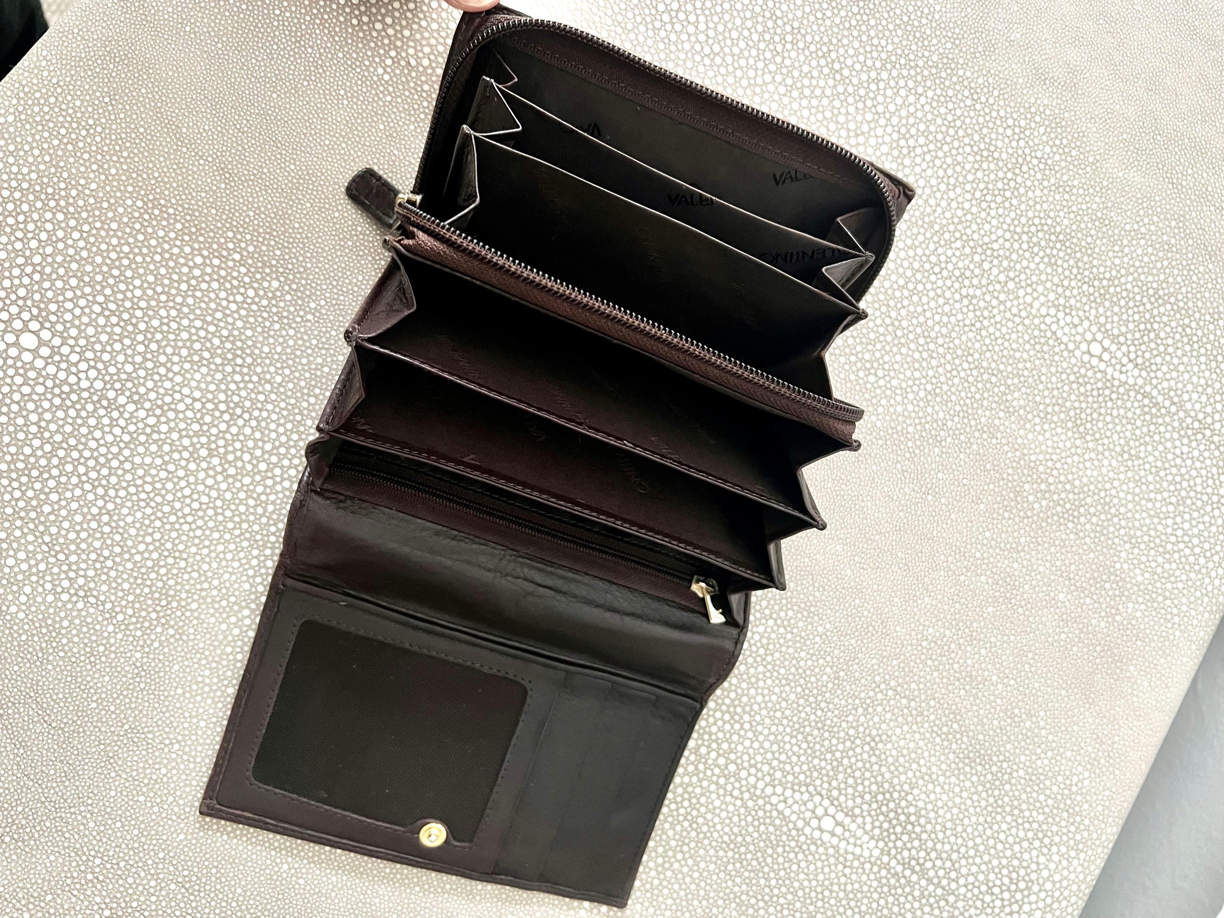Valentino Italian Duo Fold Leather Wallet In Good Condition For Sale In Los Angeles, CA
