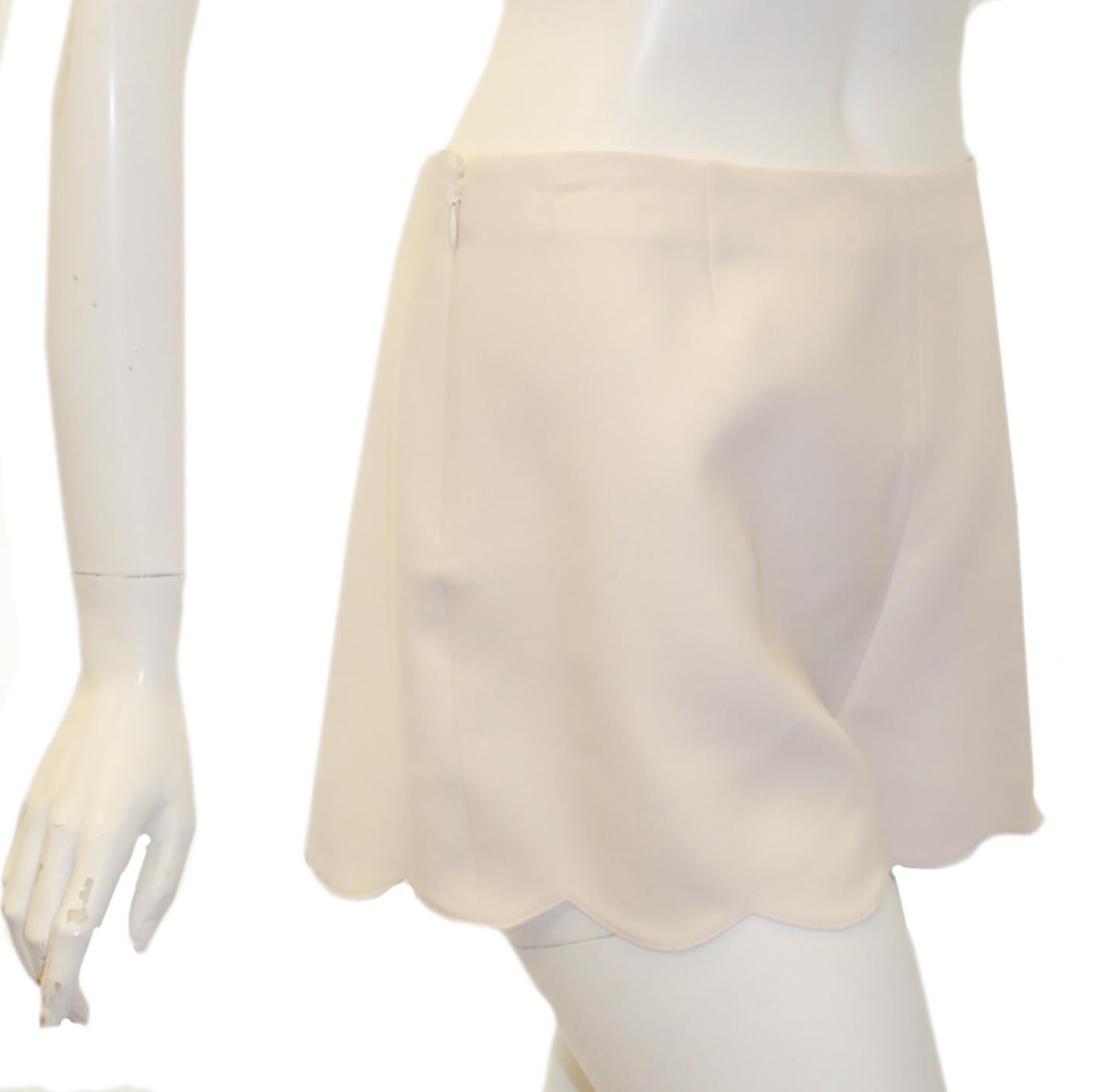 Valentino Ivory Crepe de Chine Shorts With Scalloped Hem US 10 In Excellent Condition For Sale In Palm Beach, FL