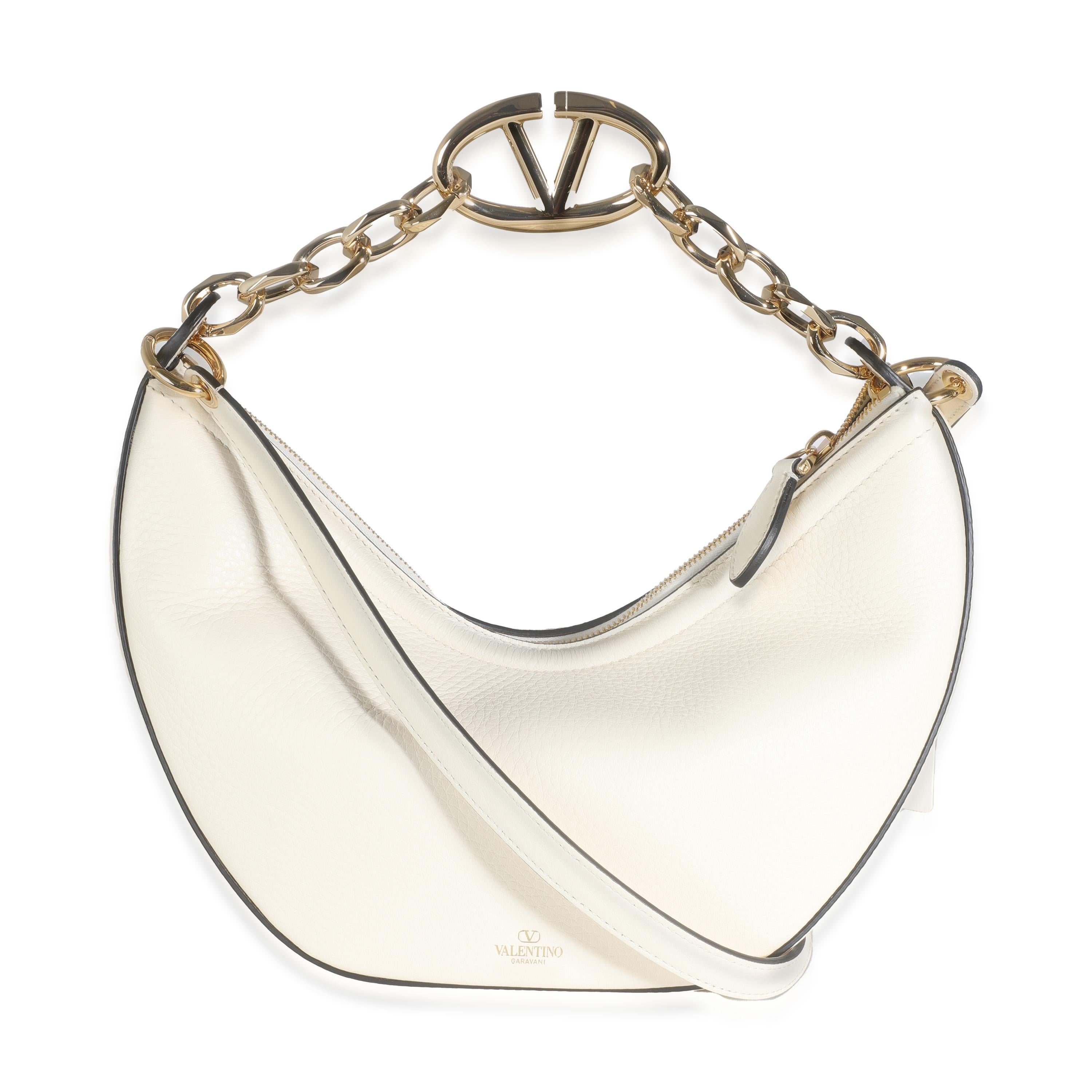 Titolo dell'elenco: Valentino Nappa Avorio Piccola Luna Vlogo Hobo
SKU: 143598
MSRP: 2800.00 USD
Condizioni: Usato 
Condizioni della borsa: Perfetta
Commenti sulle condizioni: L'articolo non presenta segni di usura.  Vendita finale.
Marchio: