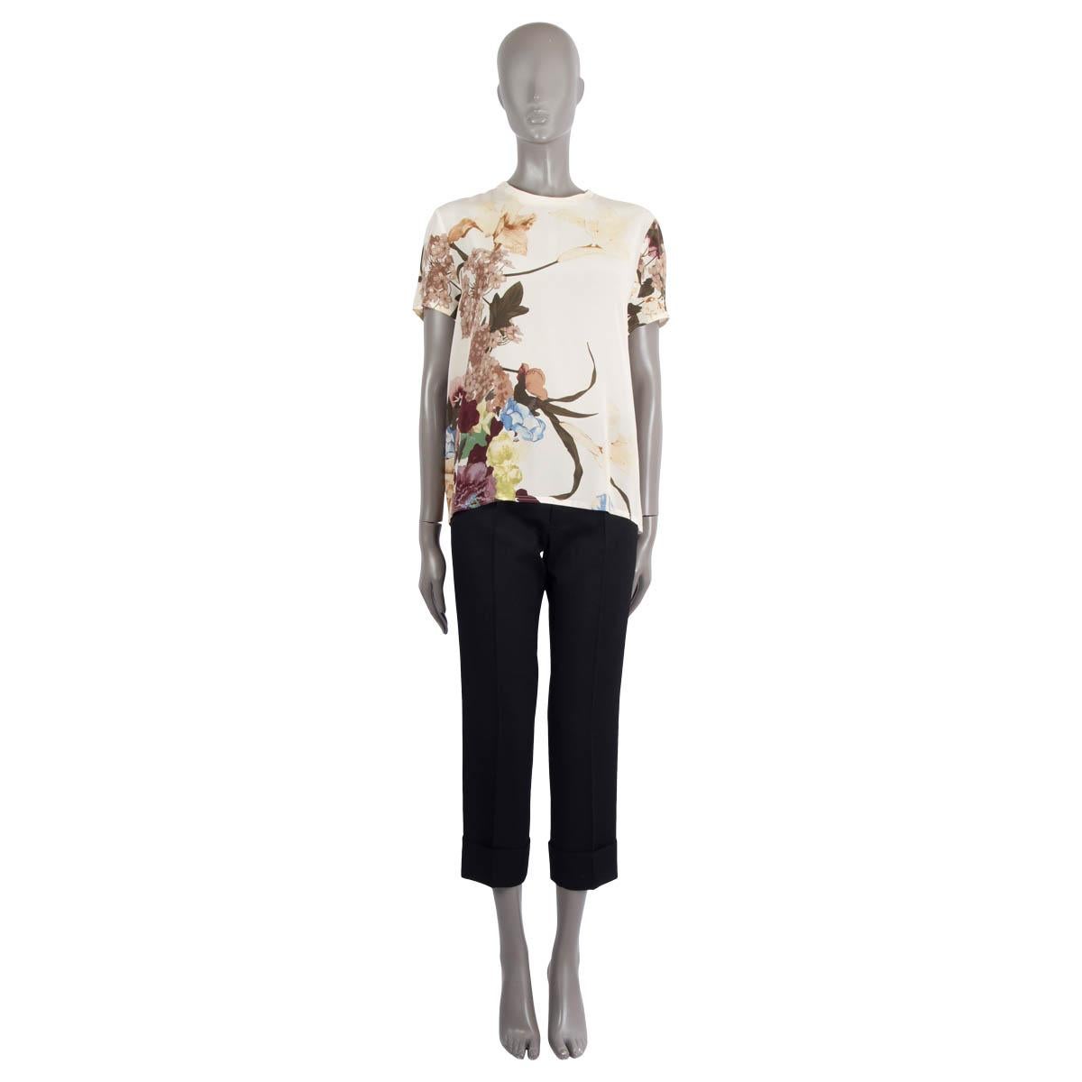 100% authentic Valentino short sleeve blouse in beige crepe de chin silk (100%) with Kimono 1997-print in brown and multicolor. Features a round neck and a buttoned key-hole in the back. Has been worn and is in excellent condition.

2016