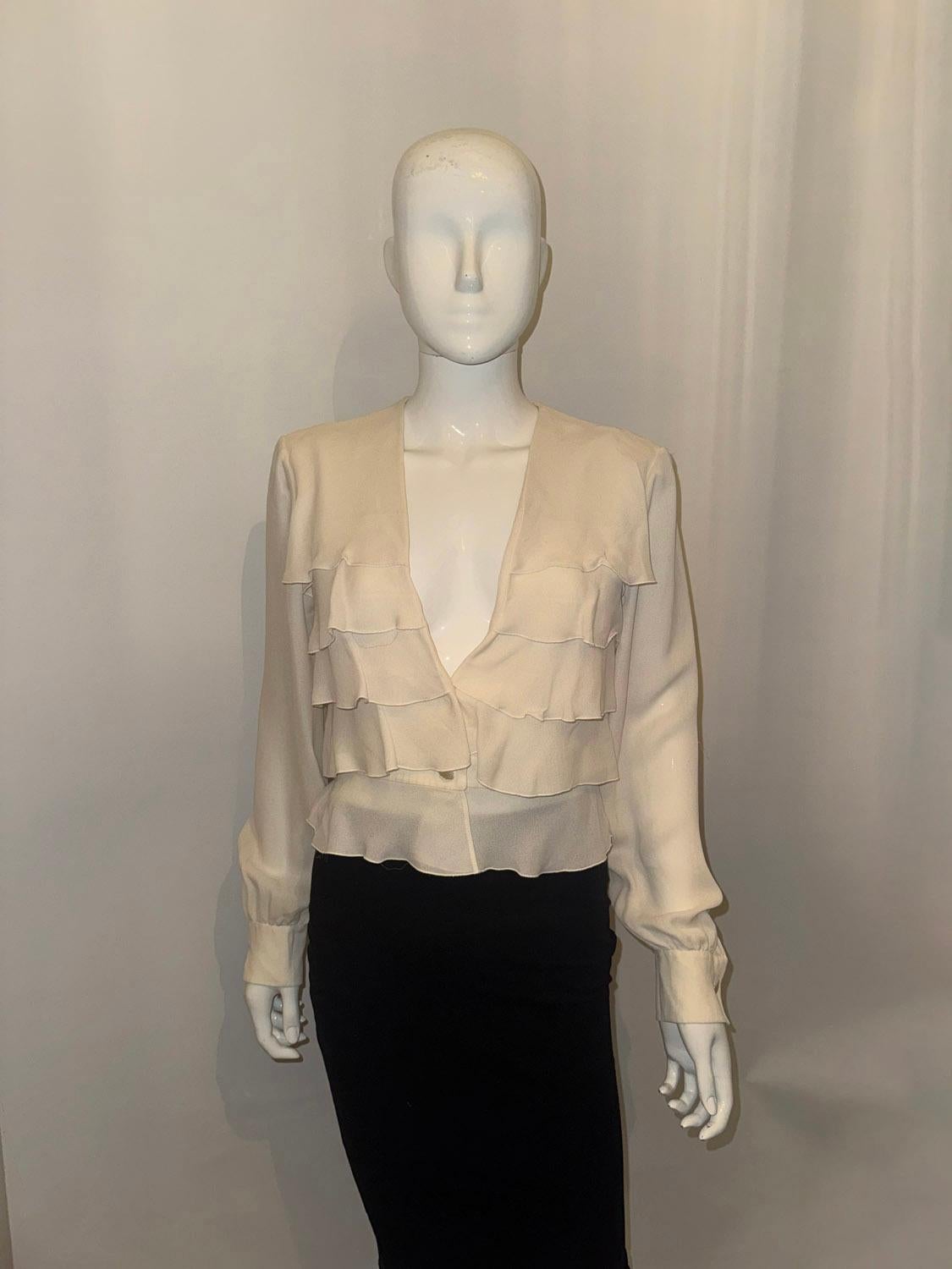 Una blusa in seta di Valentino, linea principale, chic e facile da indossare. La camicetta è in seta pesante e pende benissimo.  Ha una scollatura a V con strati di seta. Ha polsini con bottoni e un'apertura frontale con bottoni. 
Taglia UK 10 ,