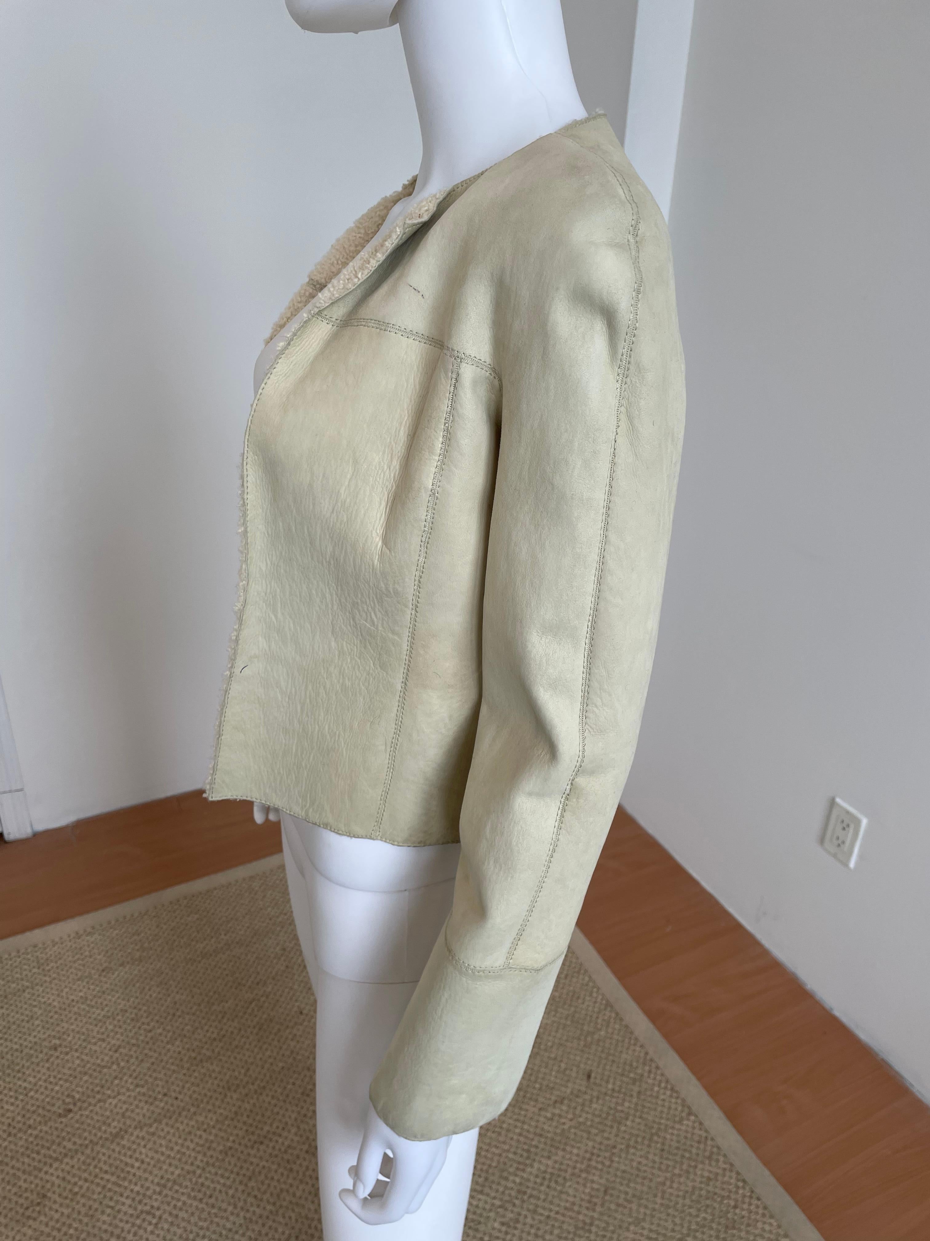 Valentino Ivory Suede and Shearling Cropped Jacket
Size 4. Never worn and tags still attached
Made In Italy
100% Lamb
Meant to be worn open, as there are no front closures
Slight pen marks as seen in pictures
