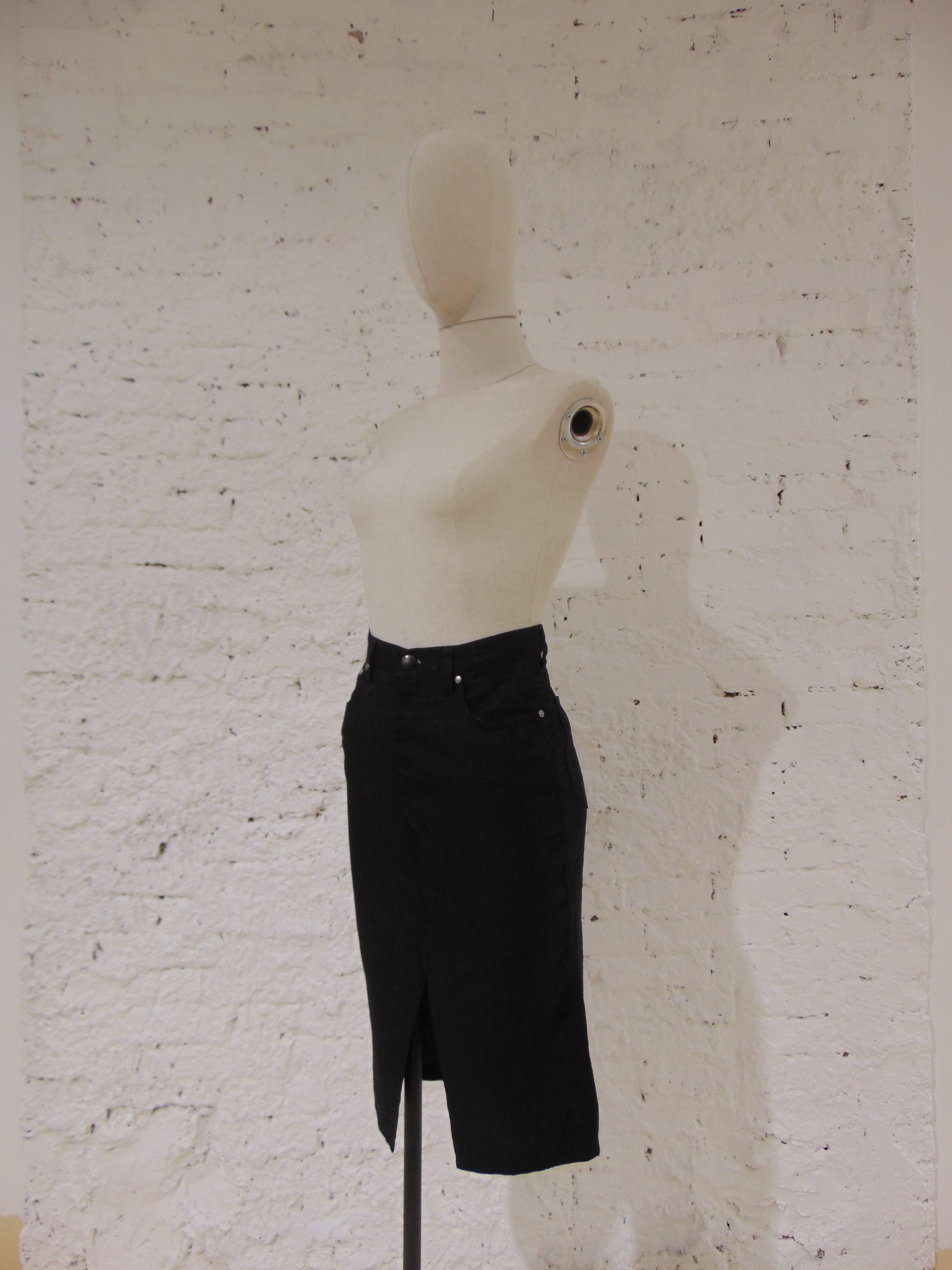 Valentino Jeans V Logo black cotton skirt
totally made in italy in size M
composition: Cotton