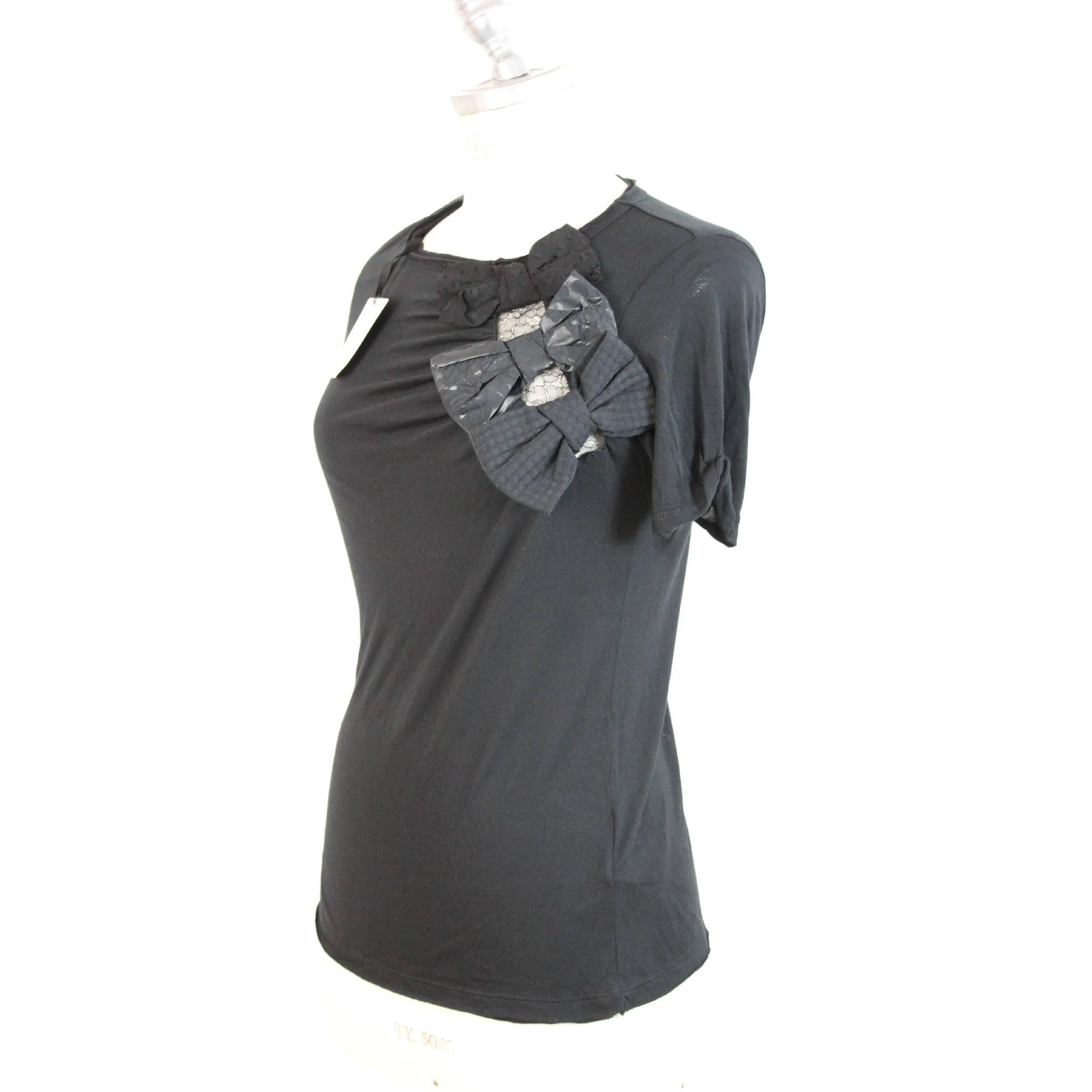 Valentino Nightgown cotton crew neck. Black stretch model. There are snowflakes on the shoulder in silk, short sleeve. New with tag. Made in Italy. 

Size 40 En 8 Uk 6 Us

Shoulder: 38 cm
Lenght: 59 cm
Bust/chest: 40 cm
Sleeve: 15 cm

Composition: