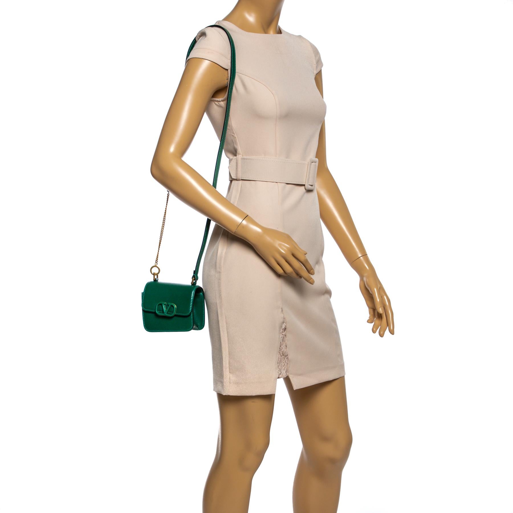 La maison Valentino presenta questa borsa dal design squisito per prendersi cura dei tuoi problemi quotidiani. Realizzata in elegante pelle con una silhouette che conferisce alla borsa un aspetto lussuoso, può essere sfoggiata con i tuoi abiti