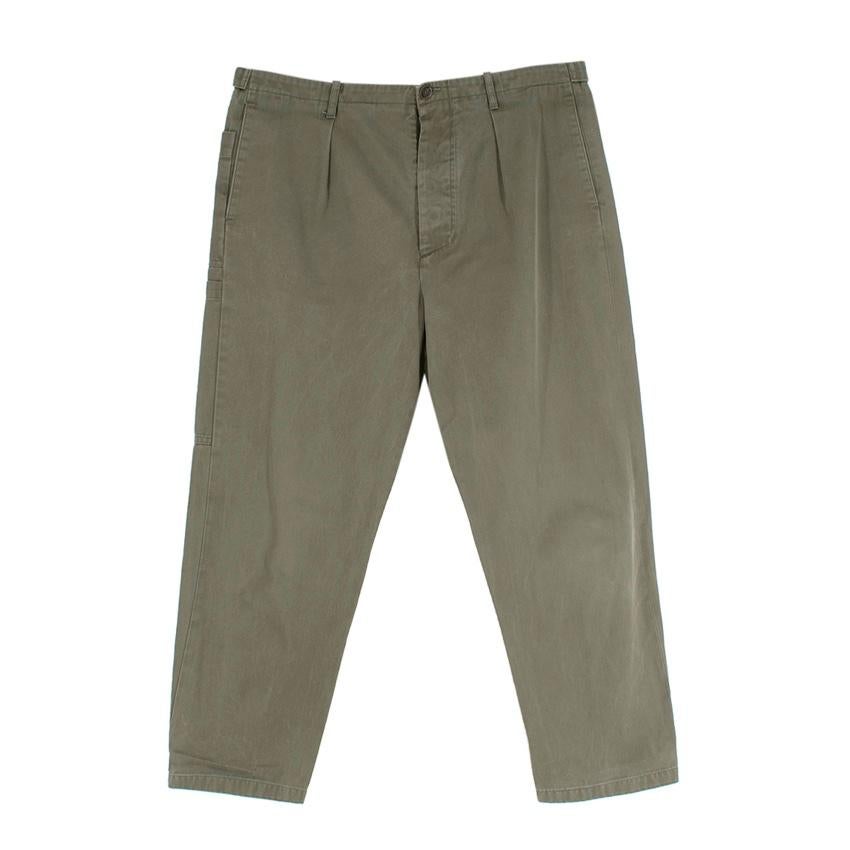 Valentino Khaki Cotton VLTN Cargo Trousers
 
- Loose-fitting cargo-style trousers in khaki cotton twill
- Multiple pockets
- Darted hemline for gathered ankle

Materials: 100% Cotton
Made in Italy 

PLEASE NOTE, THESE ITEMS ARE PRE-OWNED AND