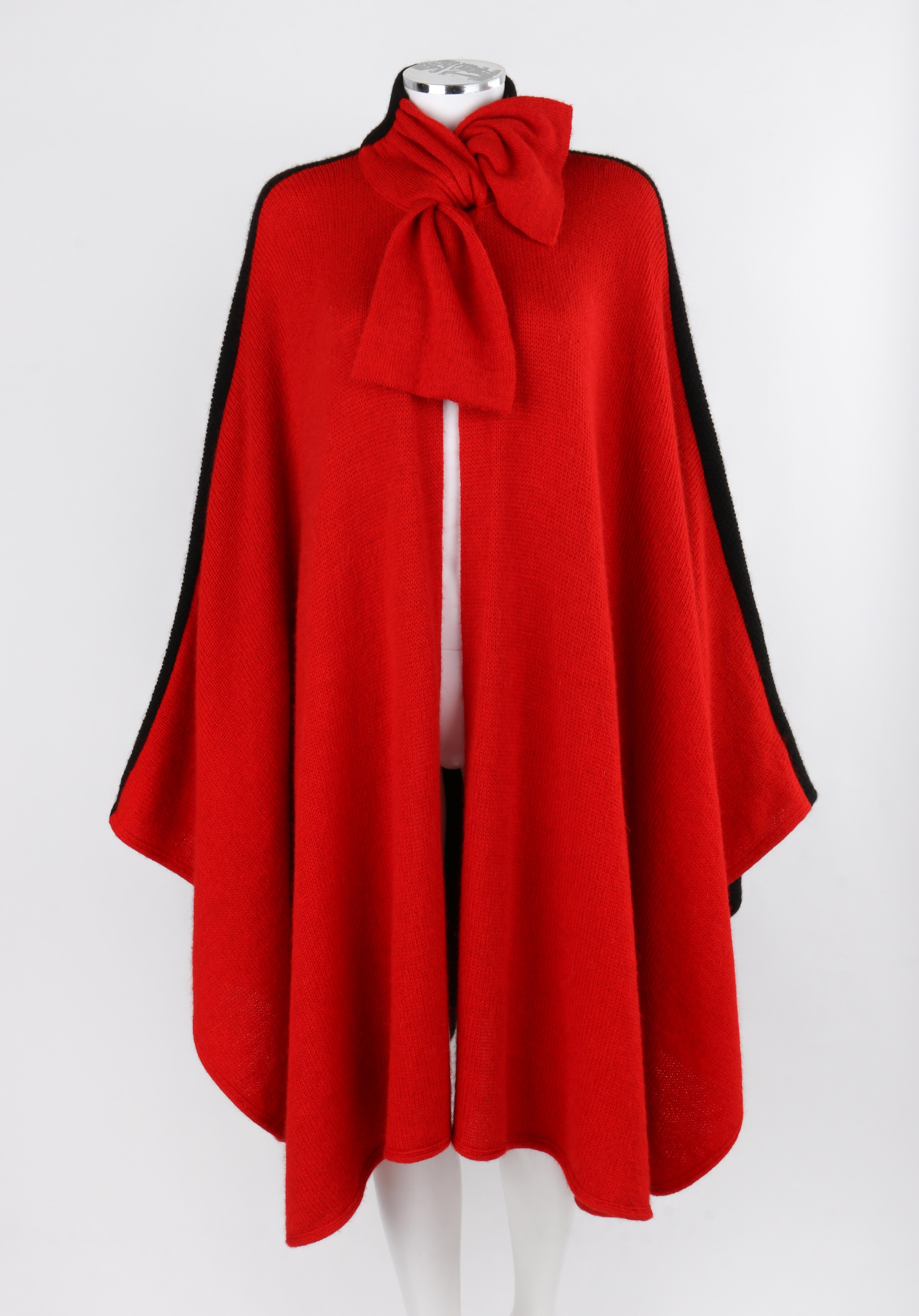 VALENTINO Knitwear c.1980's Vtg Roter Schwarzer Alpaka-Wollstrickschal Krawattenumhang mit Knopfleiste im Zustand „Gut“ im Angebot in Thiensville, WI