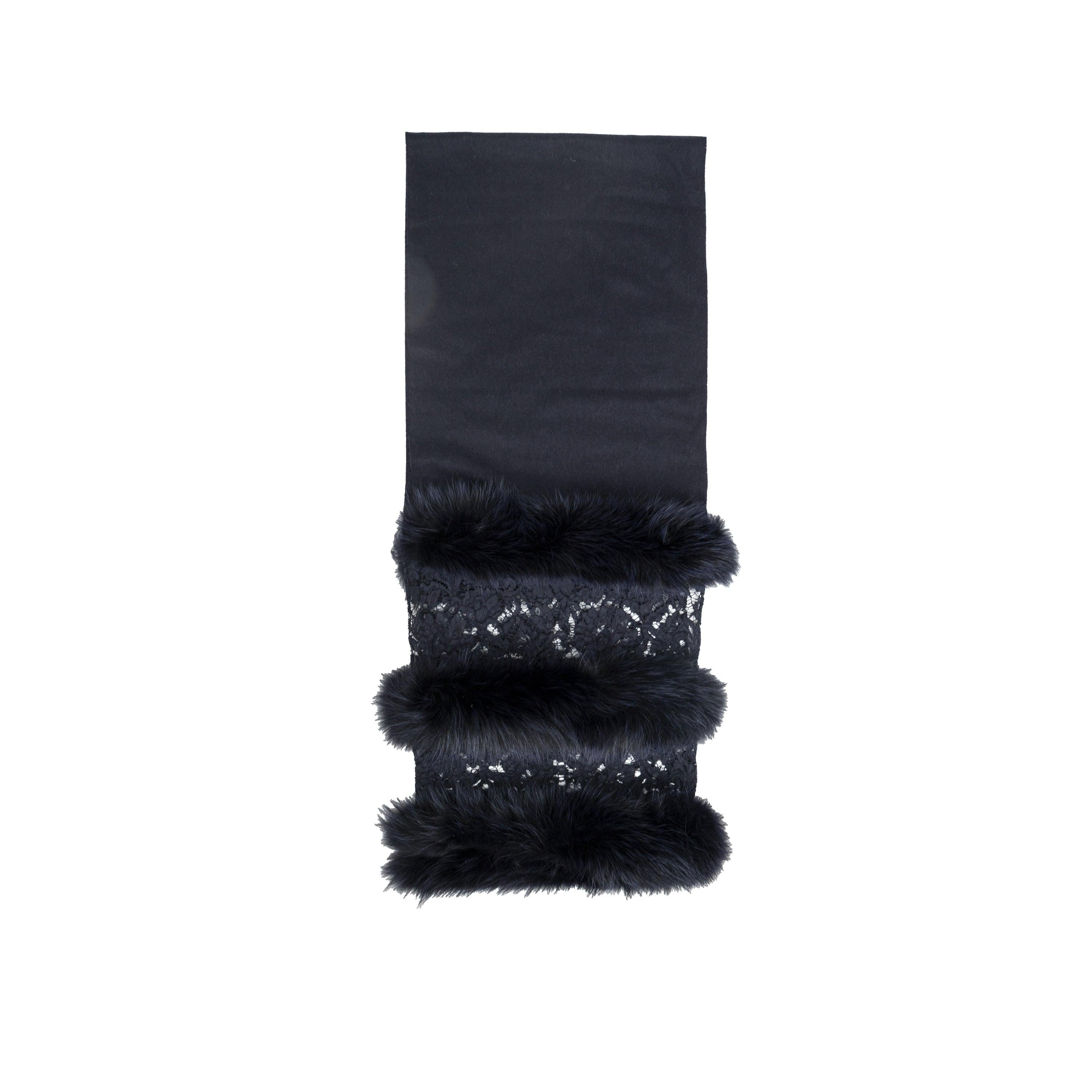 Resta elegante e accogliente con la sciarpa in pizzo e pelliccia di Valentino. Realizzata in lana blu navy, questa lunga sciarpa a portafoglio è impreziosita da intricati pannelli in pizzo e da una lussuosa pelliccia animale che garantisce calore ed
