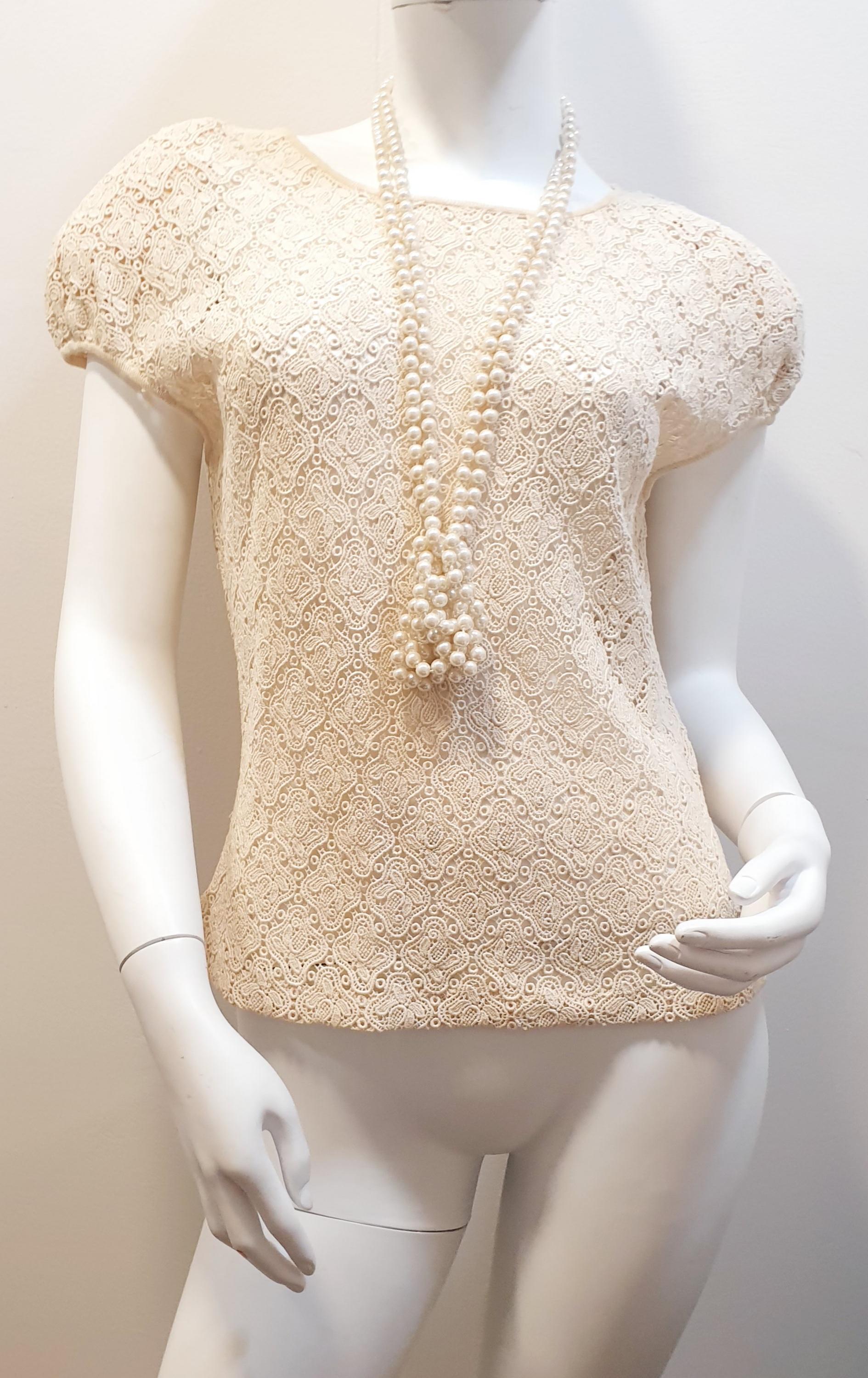 Valentino lace top in a beautiful beige colorway
Material: Lace
Color:  Beige
Designer: Valentino Garavani
Skirt length: 55 cm  21,65 inches
Size : 44
Orders welcome!!  all goods are insured and we package all purchases to a high