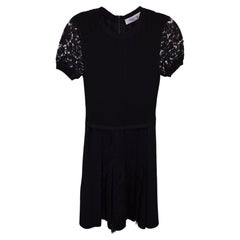 Minivestido plisado con paneles de encaje de Valentino, en viscosa negra