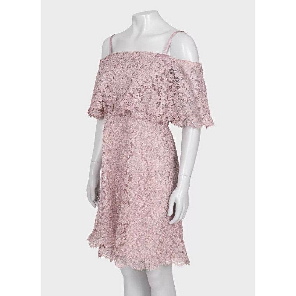 Peppen Sie Ihre Garderobe mit diesem atemberaubenden Spitzenkleid von Valentino auf. Dieses Kleid zeichnet sich durch zarte Spitzendetails, eine schmeichelhafte, taillierte Silhouette und einen wunderschönen rosa Farbton aus. Perfekt für besondere