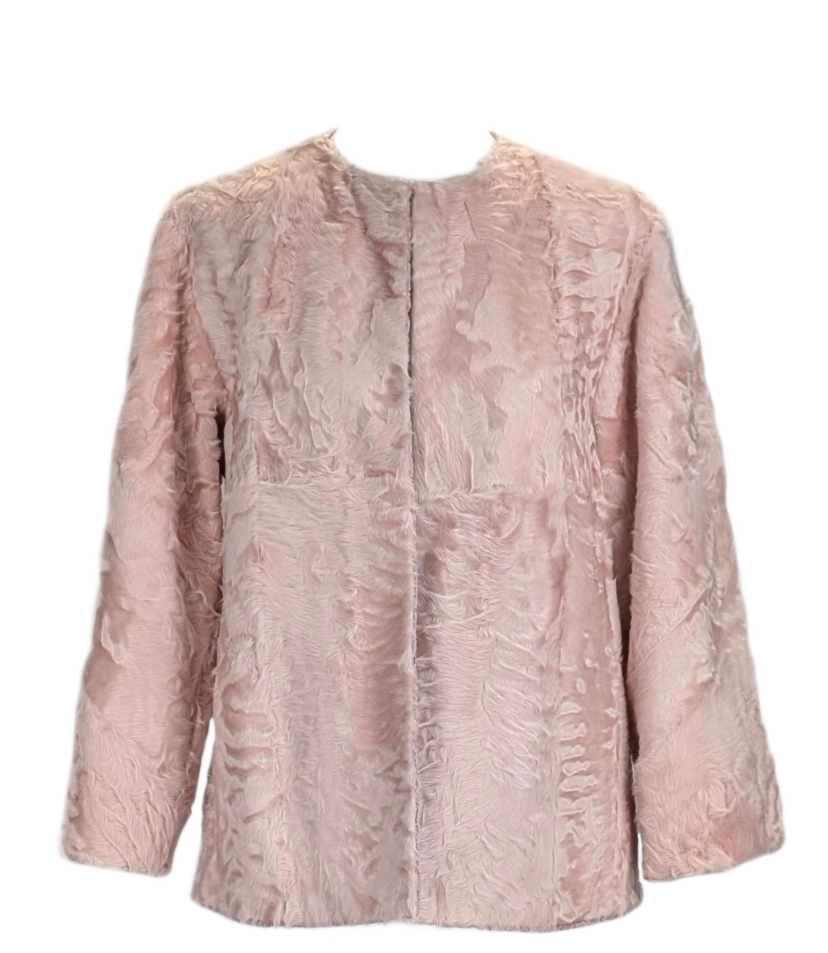 VALENTINO  chaqueta de cóctel rosa cordero merino
Chaqueta reversible con encaje de macramé rosa ciclamen
Línea A, cuello redondo, mangas de campana.
Bolsillos laterales de seda rosa.
Tejido exterior : cordero merino  -  Origen de la piel: