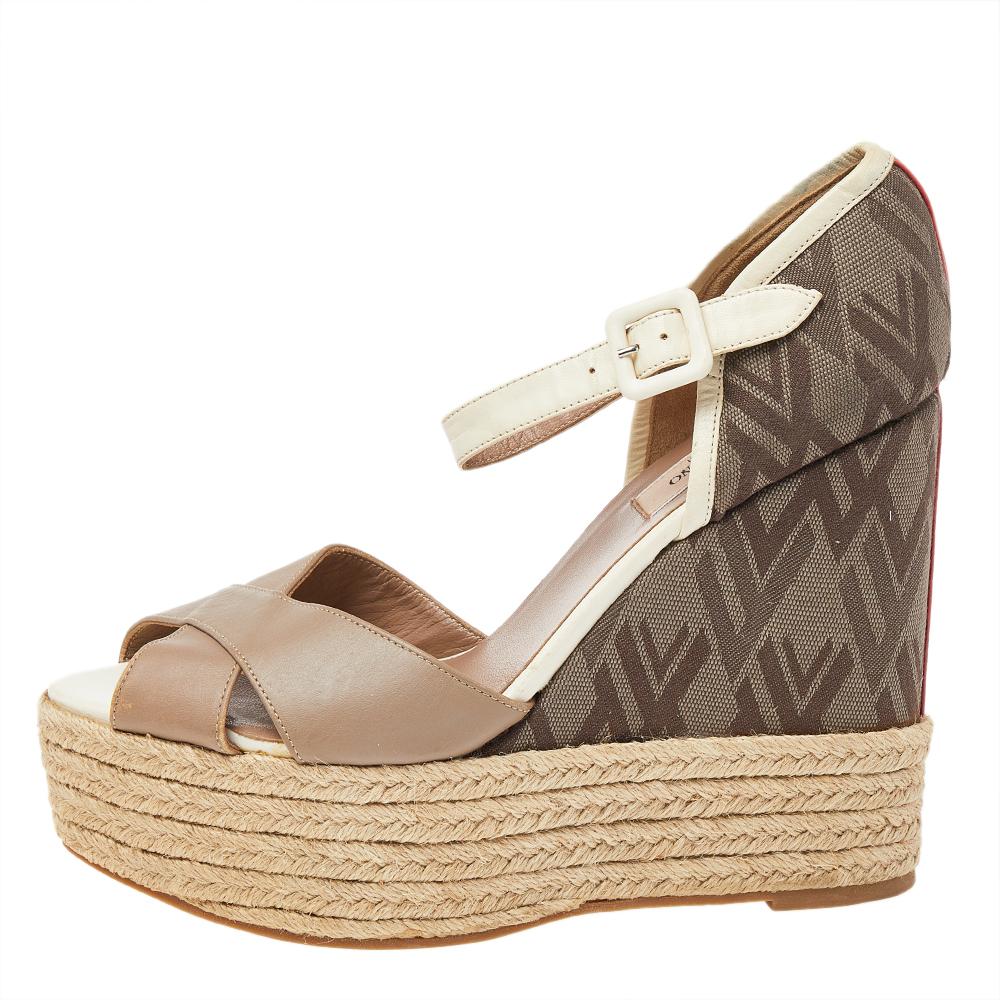These Valentino wedges will make you stand out wherever you go! They are made from fabric and leather and come in a spectacular beige-brown design. These open-toe sandals feature straps at the vamps and ankle straps with single buckle fastenings.
