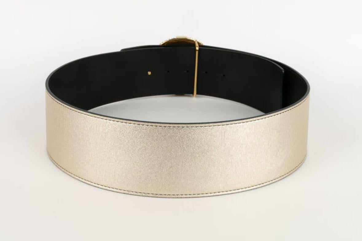 Valentino - (Made in Italy) Leather belt and impressive gold metal buckle paved with rhinestones.

Additional information: 
Dimensions: Length: 107 cm
Condition: Very good condition
Seller Ref number: ACC47

