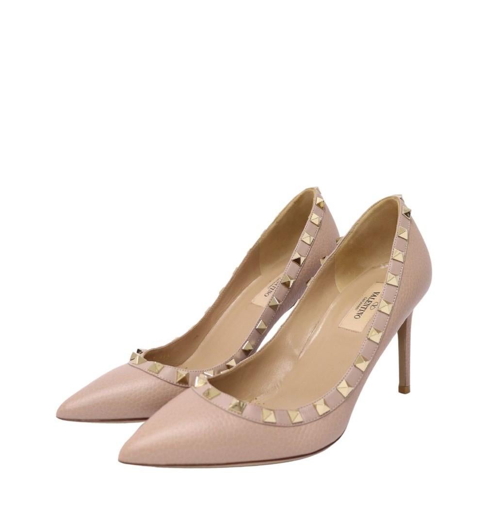 Valentino Leather Rockstud Pumps, Features Pointed Toe, leather-lined interior, stiletto heels and signature Valentino's studs.

Material: Leather
Size: EU 37.5
Heel Height: 8.5cm
Overall Condition: Good
Interior Condition: Stains
Exterior