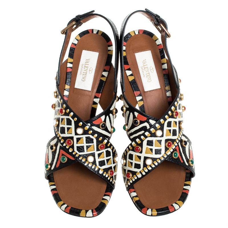 Valentino brings you all the latest trends in fashion with these sandals. They are crafted using leather and designed with crossover uppers and buckle back straps. The sandals are set on 10.5 cm heels and leather soles. The highlight of the pair is
