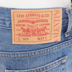 Valentino Levi's Jeans aus dem Jahr 2021, blau gewaschen, braun-rot, mit Logo-Etikett und Taschen, ausgestellter Schnitt, 27"