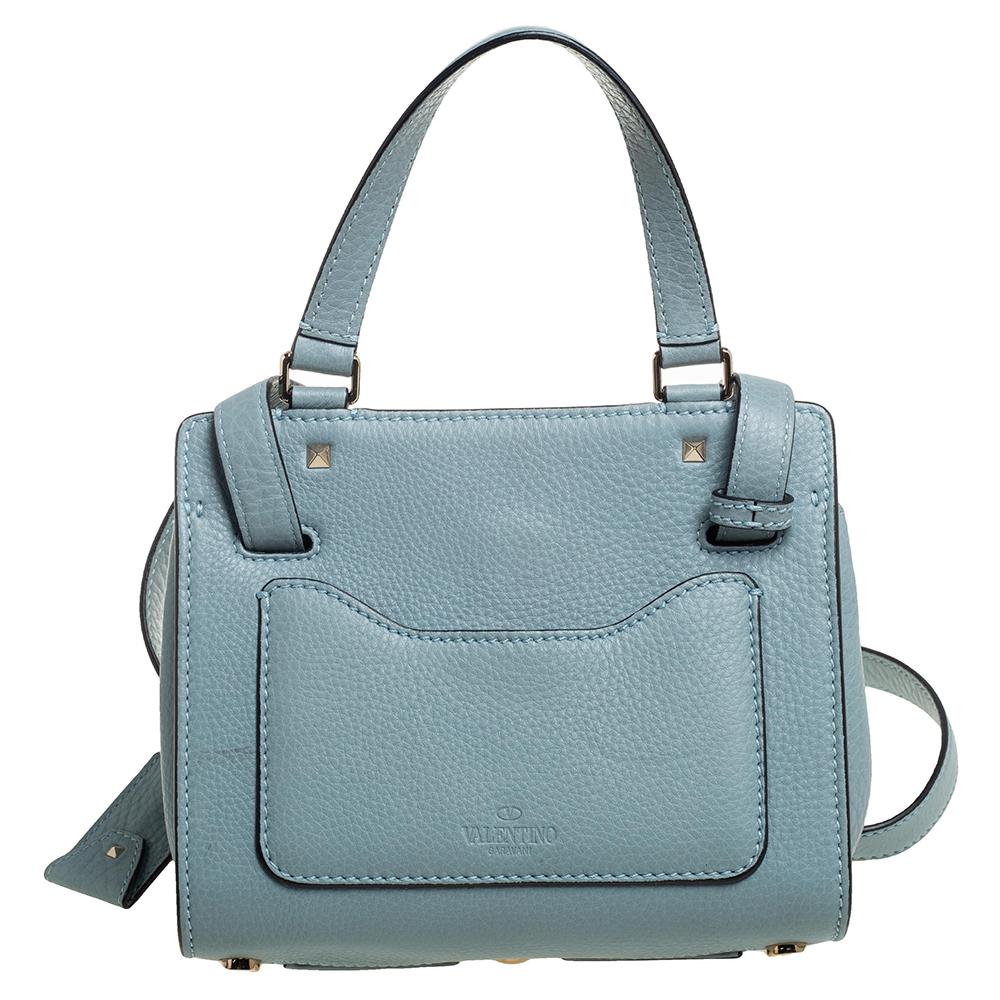 Meticulously designed to look nothing but chic, this Joylock bag from Valentino is sure to set hearts racing! Crafted from blue leather, it features padlock detailing on the front. It flaunts a top handle, an adjustable shoulder strap, and