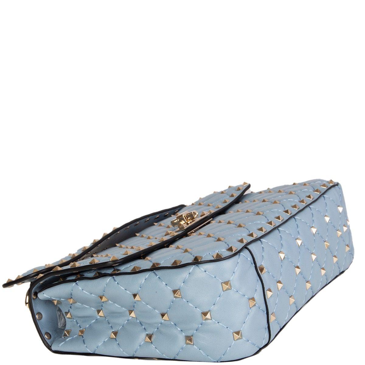 VALENTINO Schultertasche ROCKSTUD SPIKE MEDIUM aus hellblauem:: gestepptem Leder (Blau)