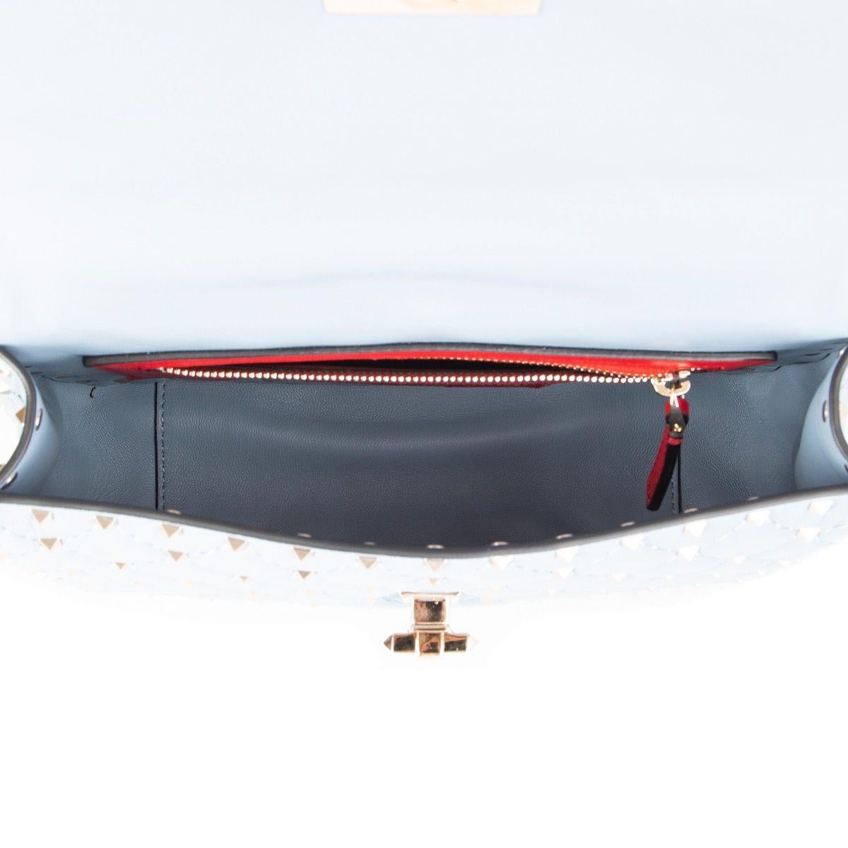 VALENTINO Schultertasche ROCKSTUD SPIKE MEDIUM aus hellblauem:: gestepptem Leder Damen