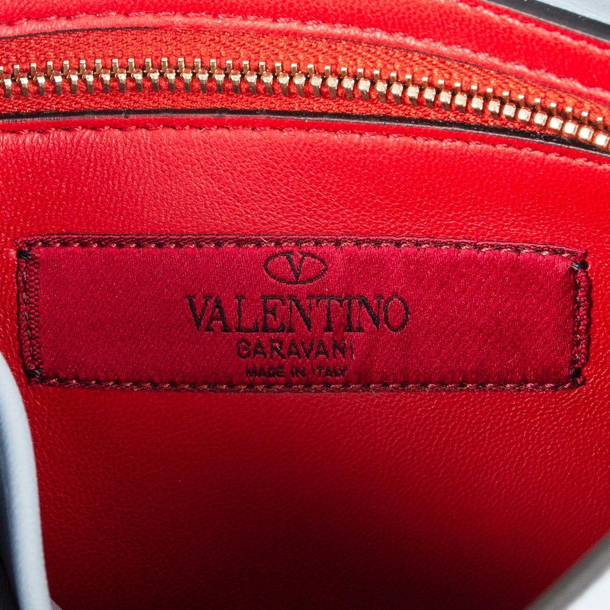 VALENTINO Schultertasche ROCKSTUD SPIKE MEDIUM aus hellblauem:: gestepptem Leder 1