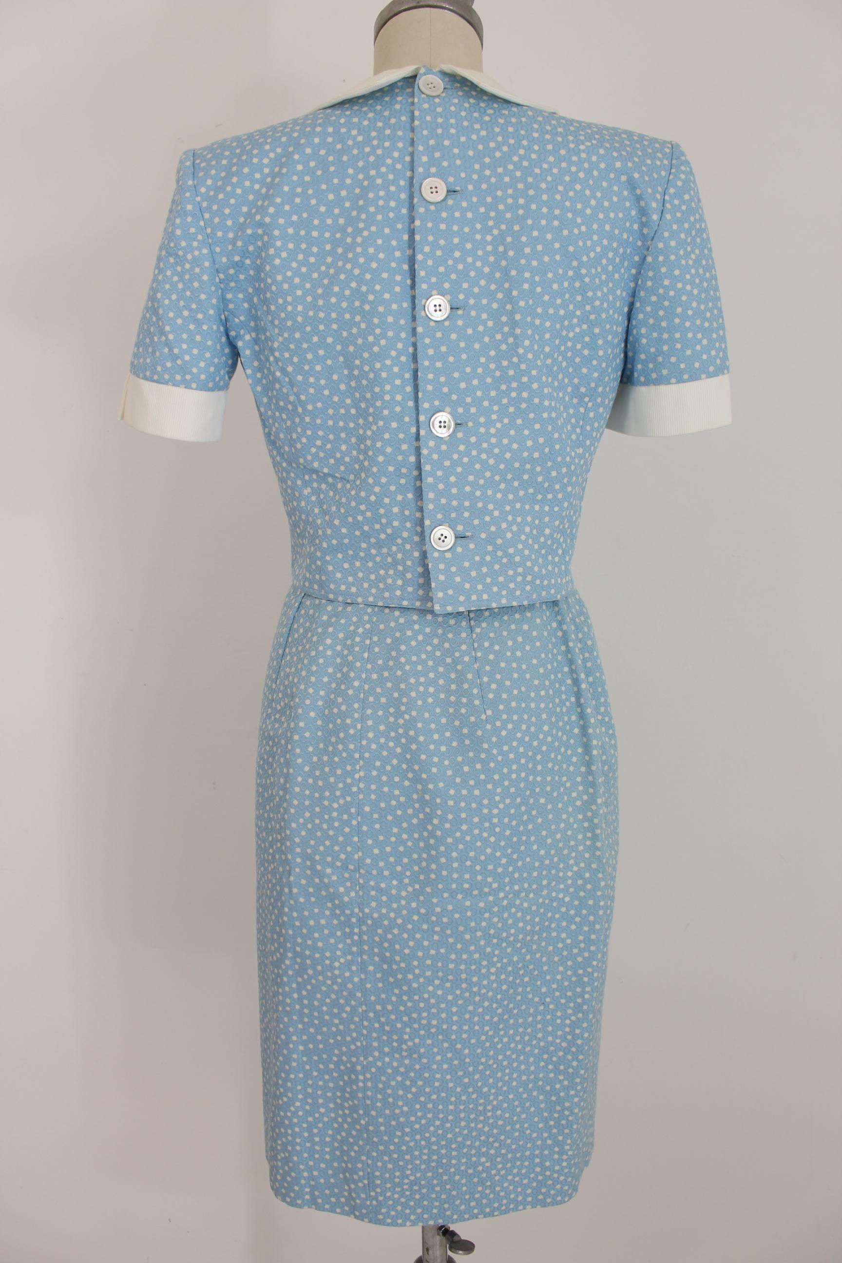 Valentino Miss V 90s vintage women's suit skirt. Short waist shirt with white collar, shoulder closure with buttons. Sheath type skirt, with closure along the entire skirt. Polka dot motif, blue and white color. 100% cotton. Made in Italy. Very good