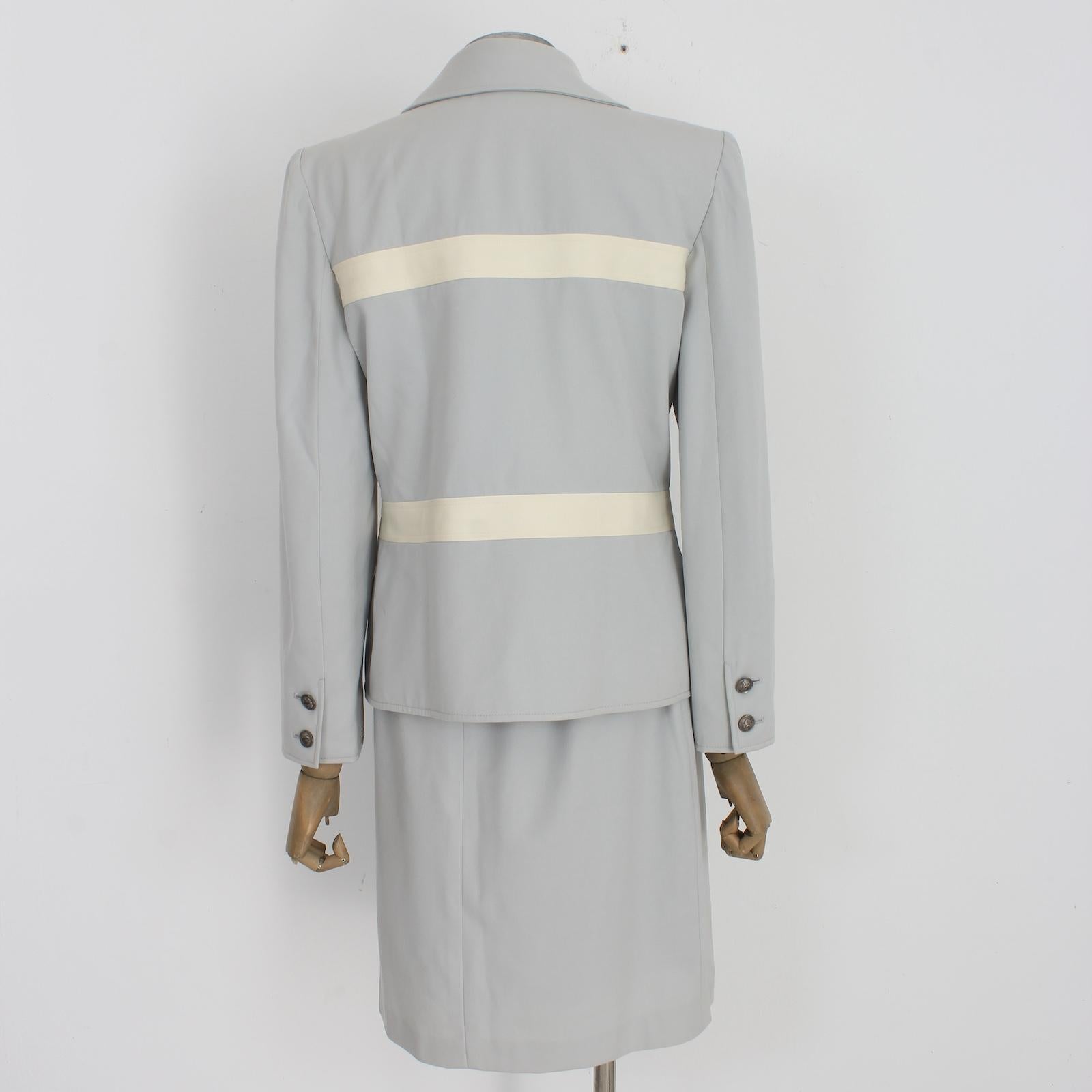 Valentino Boutique vintage 80s outfit. Light blue jacket and skirt with white details, clip closure and logo buttons on the sleeves. Pencil skirt, wool fabric, internally lined. The skirt has an elastic inside. Made in Italy.

Size: 46 It 12 Us 14