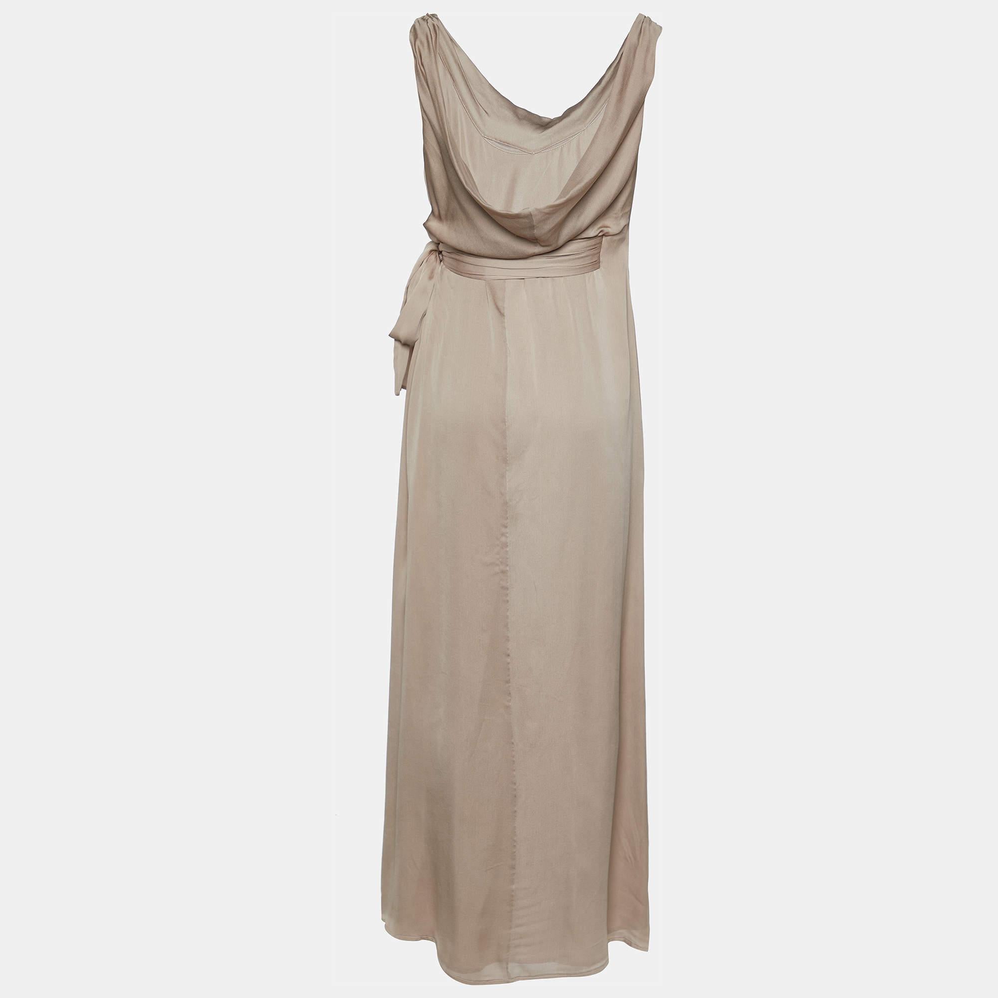 This Valentino maxi dress brings elegant details and a lovely silhouette. It is made from the finest materials and is bound to give you comfort.

