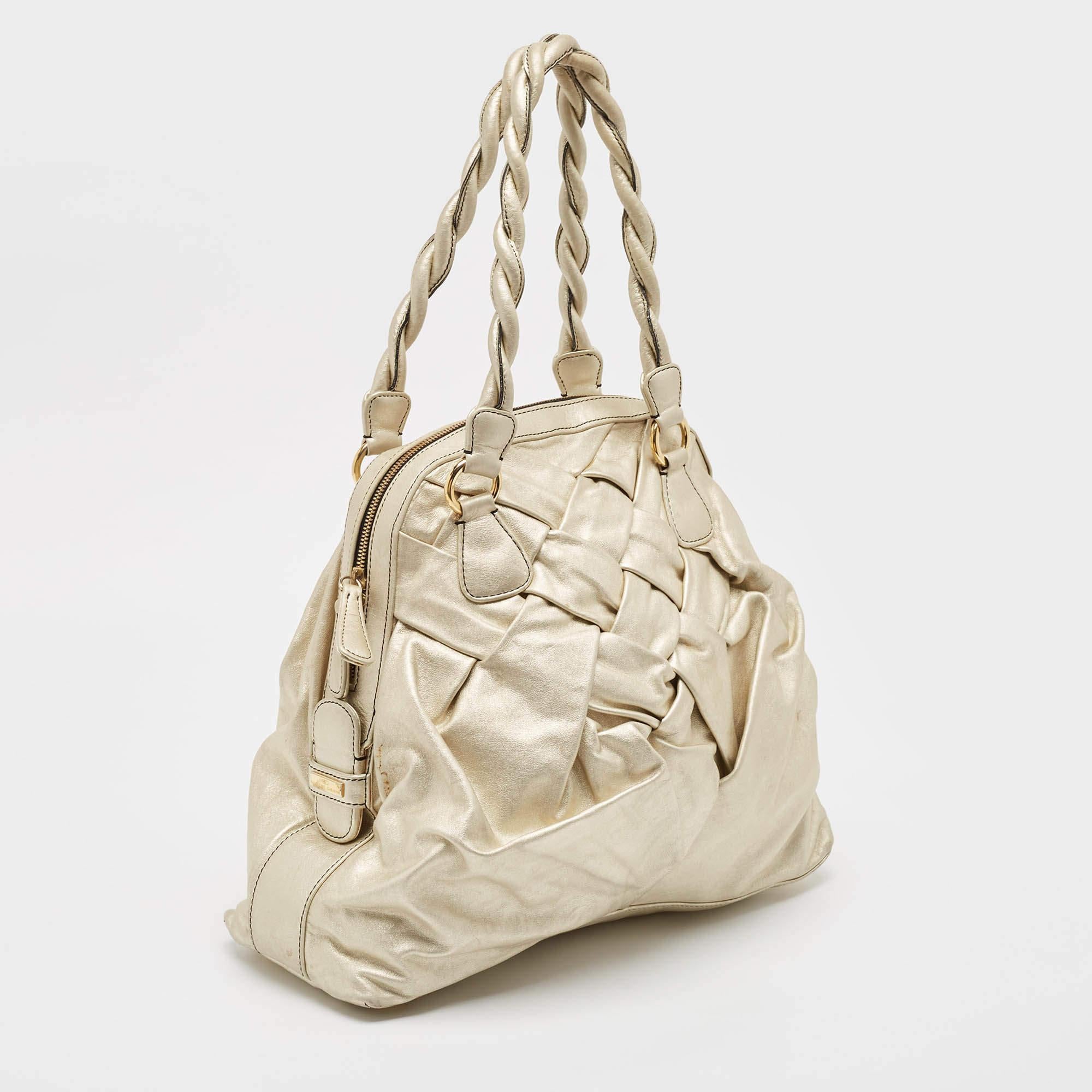 Or Valentino - Sacoche en cuir tressé or clair en vente