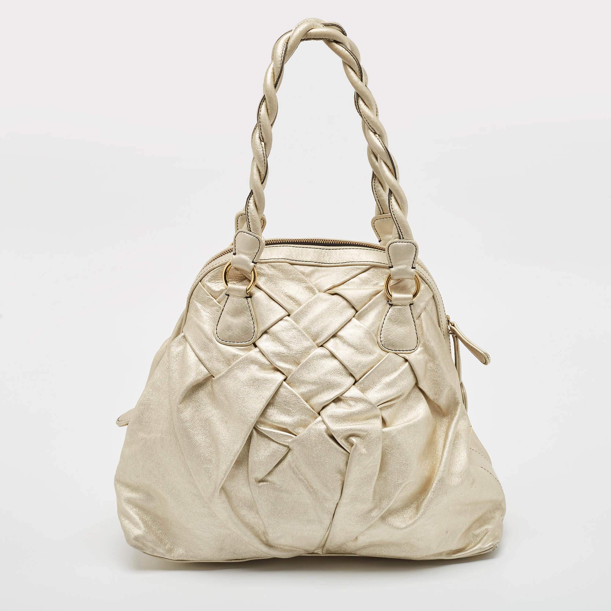 Valentino - Sacoche en cuir tressé or clair Bon état - En vente à Dubai, Al Qouz 2