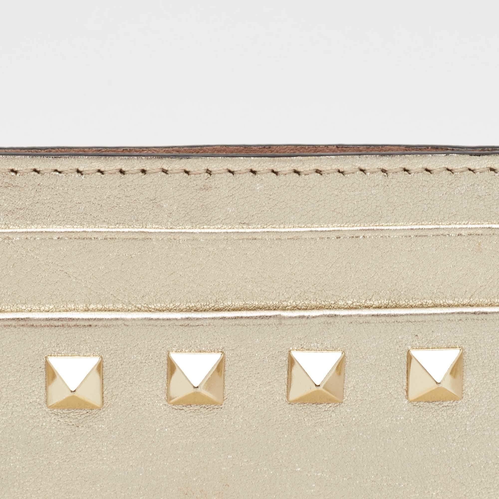 Valentino Light Gold Leder Rockstud Kartenetui im Zustand „Gut“ in Dubai, Al Qouz 2